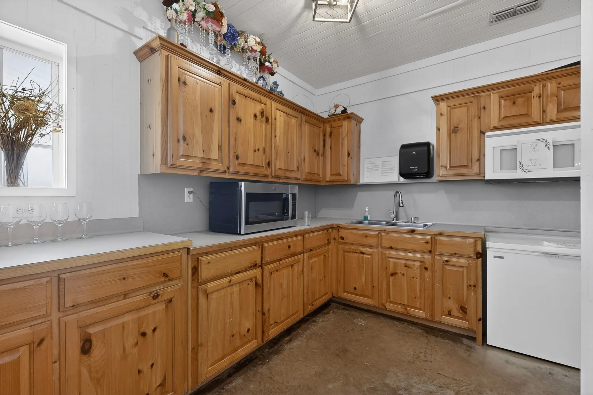 Farm For Sale in Van Zandt County , 400 Van Zant County Road 113, Grand Saline, Texas 75140, 1 Bedroom, 2 Bathrooms, Garage spaces, 5,000 Sqft, built in 2005, Price $750,000, mls#21243735, Real Estate Agent in Grand Saline, Homes For Sale in Van Zandt county, Homes For Sale in Grand Saline, Realtor in Grand Saline Texas, Real Estate Brokerage Independent Realty Texas, Luminita Cordes Realtor