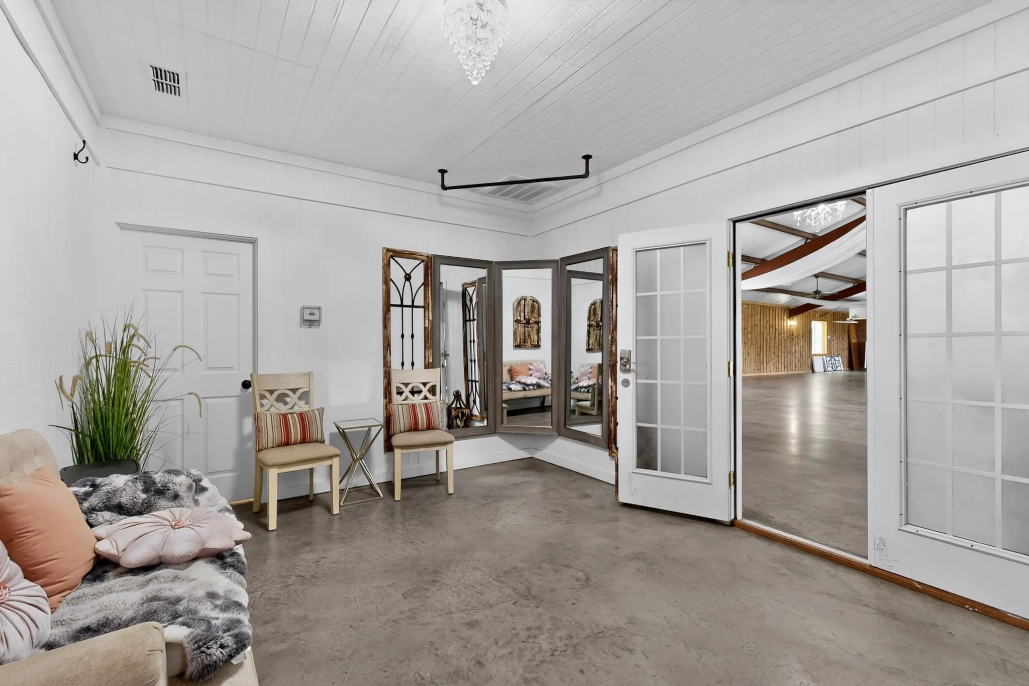 Farm For Sale in Van Zandt County , 400 Van Zant County Road 113, Grand Saline, Texas 75140, 1 Bedroom, 2 Bathrooms, Garage spaces, 5,000 Sqft, built in 2005, Price $750,000, mls#21243735, Real Estate Agent in Grand Saline, Homes For Sale in Van Zandt county, Homes For Sale in Grand Saline, Realtor in Grand Saline Texas, Real Estate Brokerage Independent Realty Texas, Luminita Cordes Realtor