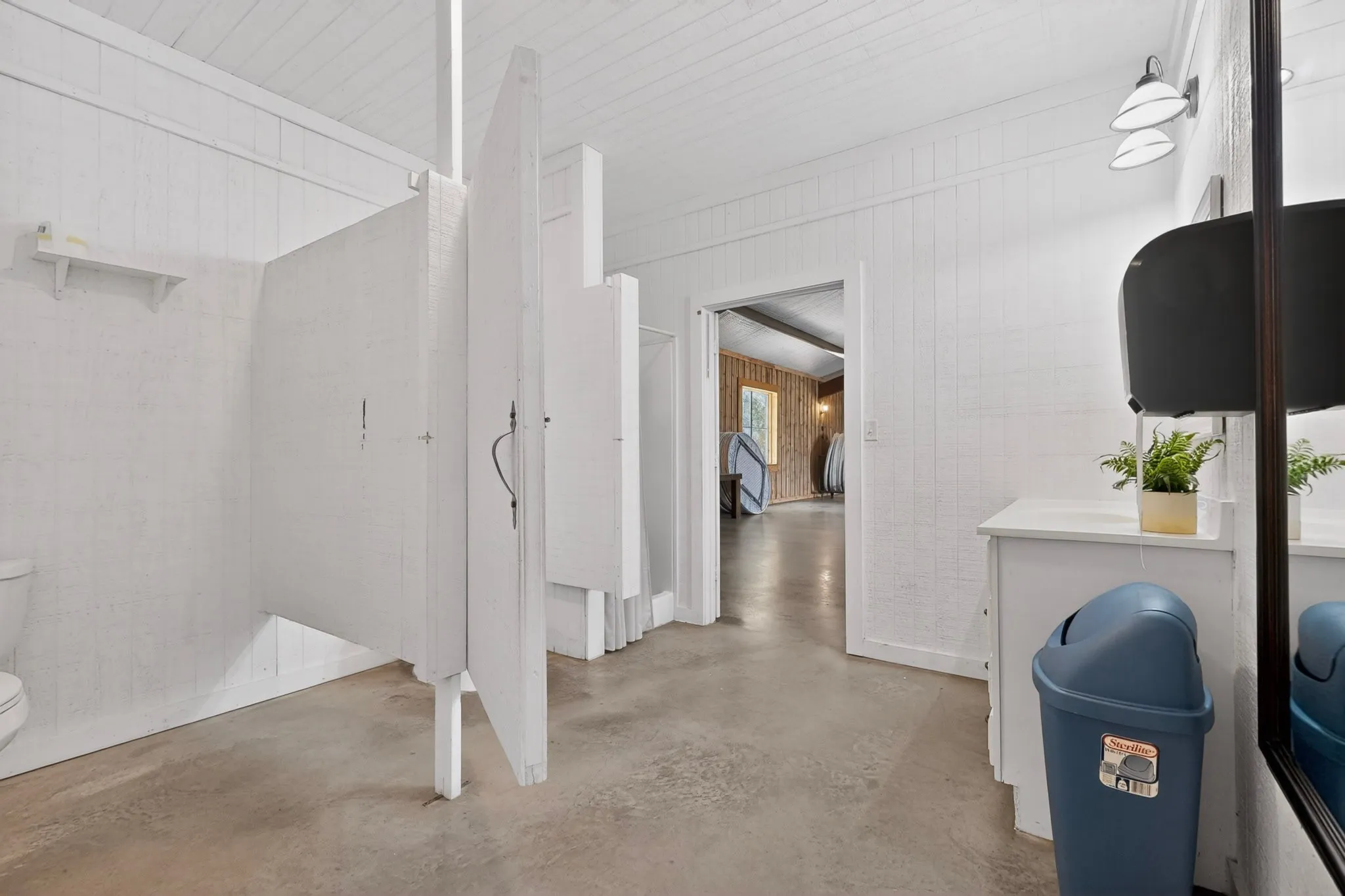 Farm For Sale in Van Zandt County , 400 Van Zant County Road 113, Grand Saline, Texas 75140, 1 Bedroom, 2 Bathrooms, Garage spaces, 5,000 Sqft, built in 2005, Price $750,000, mls#21243735, Real Estate Agent in Grand Saline, Homes For Sale in Van Zandt county, Homes For Sale in Grand Saline, Realtor in Grand Saline Texas, Real Estate Brokerage Independent Realty Texas, Luminita Cordes Realtor