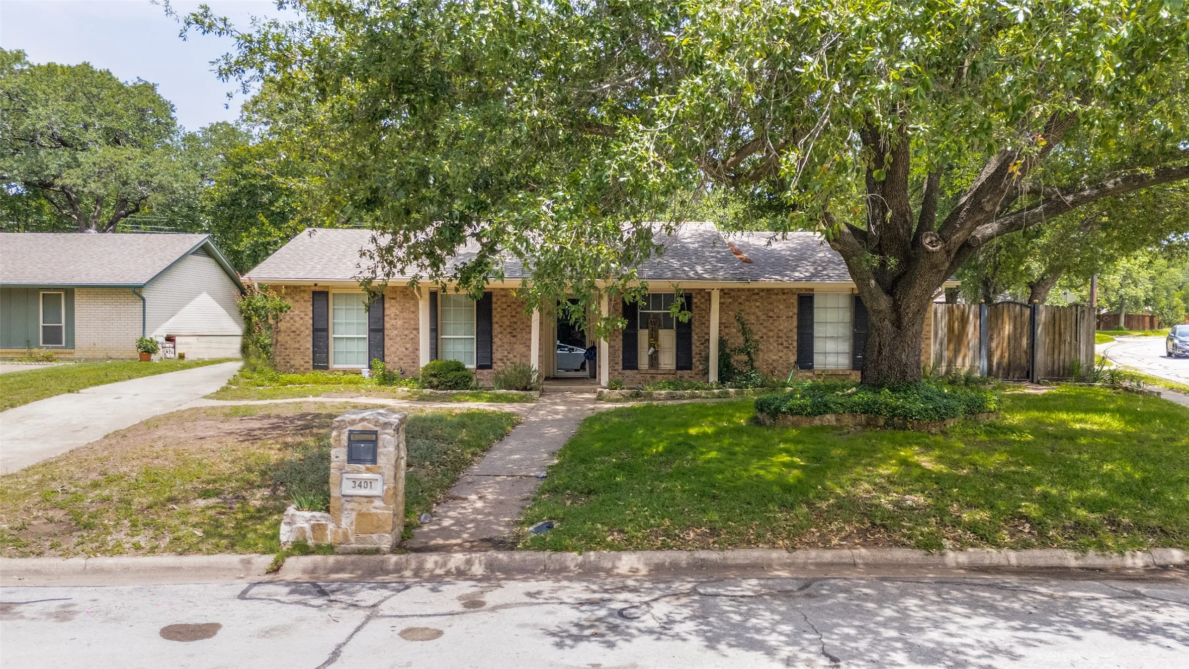 Single Family Residence For Sale in Tarrant County , 3401 Hampshire Drive, Arlington, Texas 76013, 3 Bedroom, 2 Bathroom, 1 Garage spaces, 2,063 Sqft, built in 1966, mls#21255265, Real Estate Agent in Arlington, Homes For Sale in Tarrant county, Homes For Sale in Arlington, Realtor in Arlington Texas, Real Estate Brokerage Independent Realty Texas, Luminita Cordes Realtor
