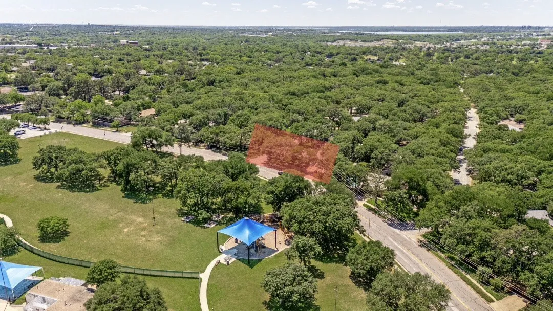 Single Family Residence For Sale in Tarrant County , 3401 Hampshire Drive, Arlington, Texas 76013, 3 Bedroom, 2 Bathroom, 1 Garage spaces, 2,063 Sqft, built in 1966, mls#21255265, Real Estate Agent in Arlington, Homes For Sale in Tarrant county, Homes For Sale in Arlington, Realtor in Arlington Texas, Real Estate Brokerage Independent Realty Texas, Luminita Cordes Realtor