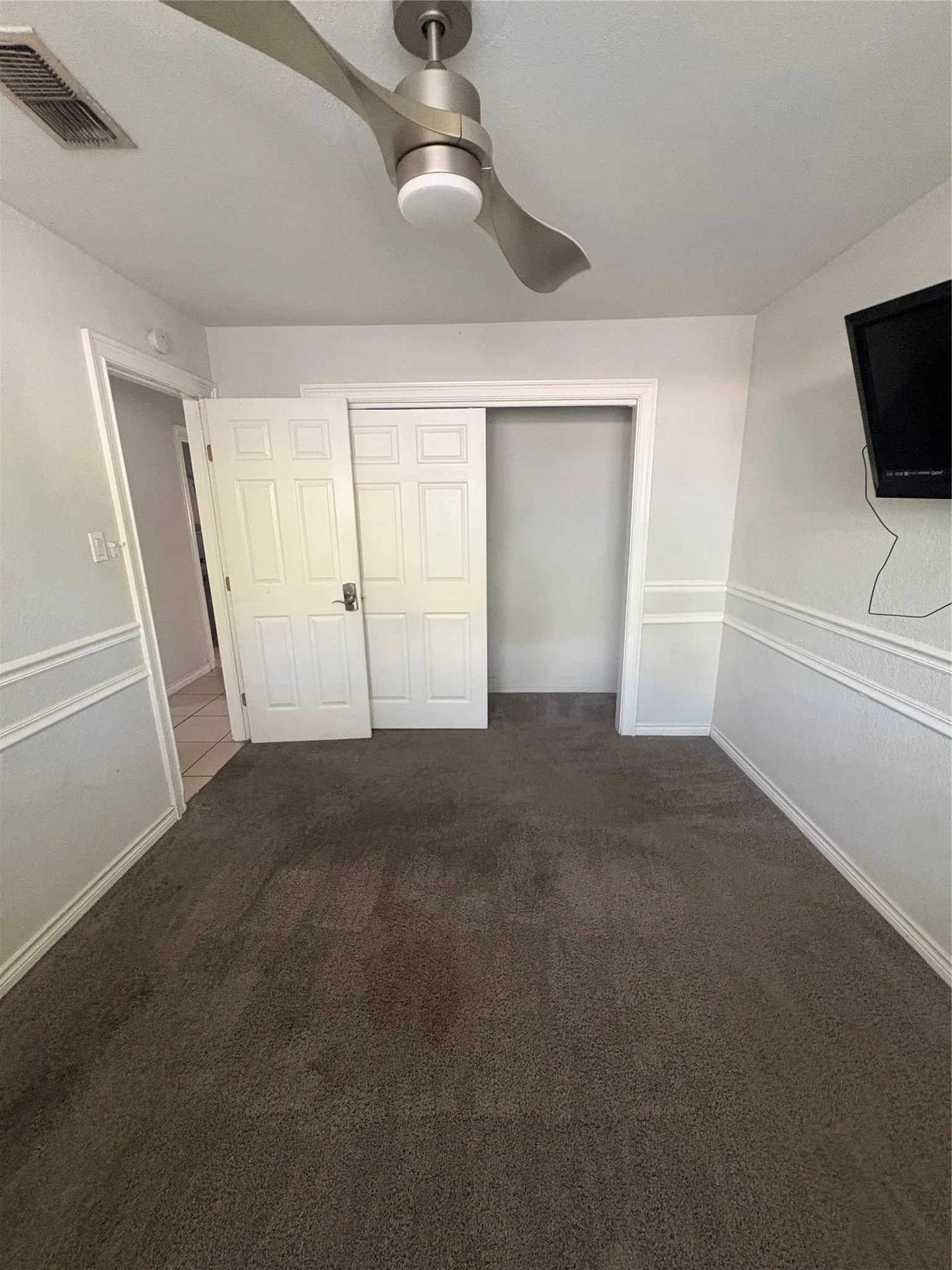 Single Family Residence For Sale in Tarrant County , 3401 Hampshire Drive, Arlington, Texas 76013, 3 Bedroom, 2 Bathroom, 1 Garage spaces, 2,063 Sqft, built in 1966, mls#21255265, Real Estate Agent in Arlington, Homes For Sale in Tarrant county, Homes For Sale in Arlington, Realtor in Arlington Texas, Real Estate Brokerage Independent Realty Texas, Luminita Cordes Realtor