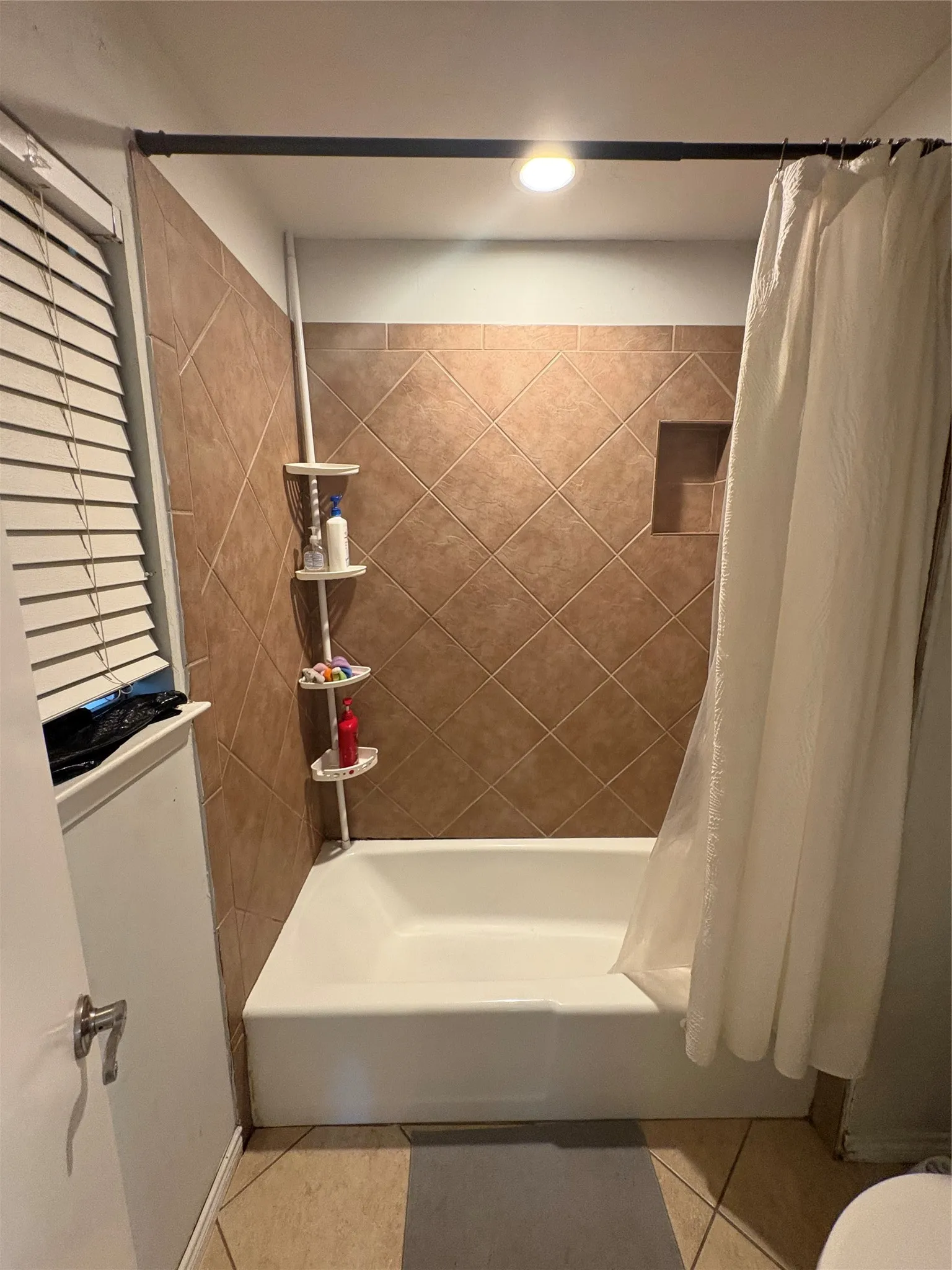 Single Family Residence For Sale in Tarrant County , 3401 Hampshire Drive, Arlington, Texas 76013, 3 Bedroom, 2 Bathroom, 1 Garage spaces, 2,063 Sqft, built in 1966, mls#21255265, Real Estate Agent in Arlington, Homes For Sale in Tarrant county, Homes For Sale in Arlington, Realtor in Arlington Texas, Real Estate Brokerage Independent Realty Texas, Luminita Cordes Realtor