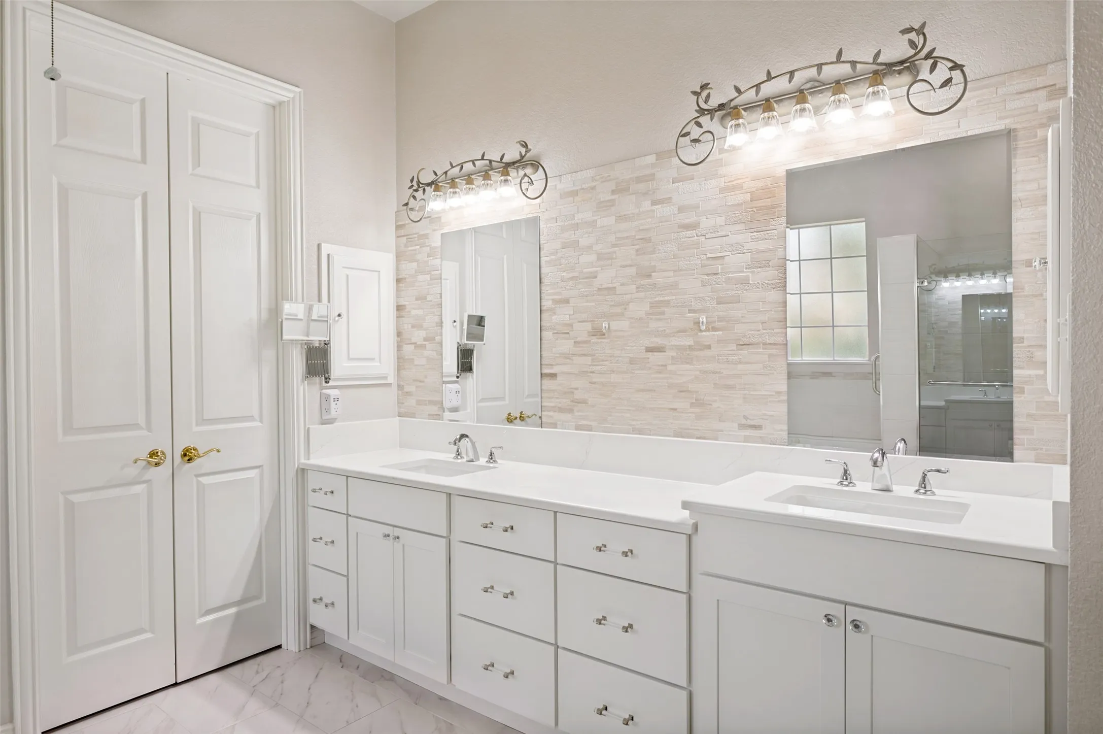 Single Family Residence For Sale in Denton County , 111 Red Bluff Drive, Hickory Creek, Texas 75065, 4 Bedroom, 5 Bathroom, 3 Garage spaces, 3,939 Sqft, built in 1999, mls#21253465, Real Estate Agent in Hickory Creek, Homes For Sale in Denton county, Homes For Sale in Hickory Creek, Realtor in Hickory Creek Texas, Real Estate Brokerage Independent Realty Texas, Luminita Cordes Realtor