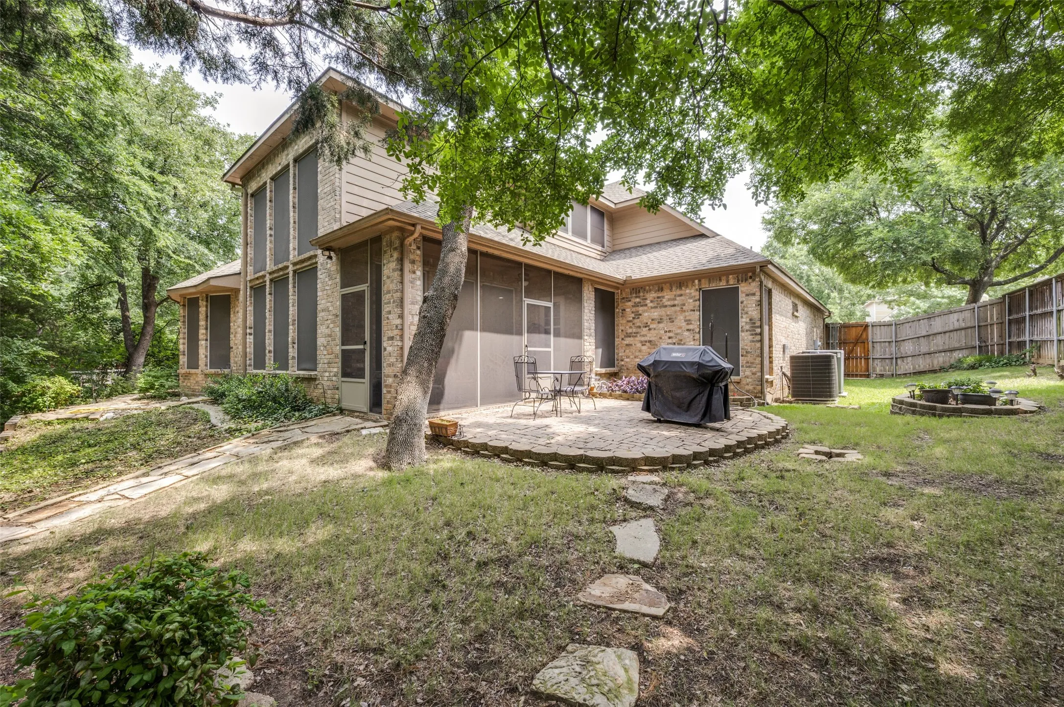 Single Family Residence For Sale in Denton County , 111 Red Bluff Drive, Hickory Creek, Texas 75065, 4 Bedroom, 5 Bathroom, 3 Garage spaces, 3,939 Sqft, built in 1999, mls#21253465, Real Estate Agent in Hickory Creek, Homes For Sale in Denton county, Homes For Sale in Hickory Creek, Realtor in Hickory Creek Texas, Real Estate Brokerage Independent Realty Texas, Luminita Cordes Realtor