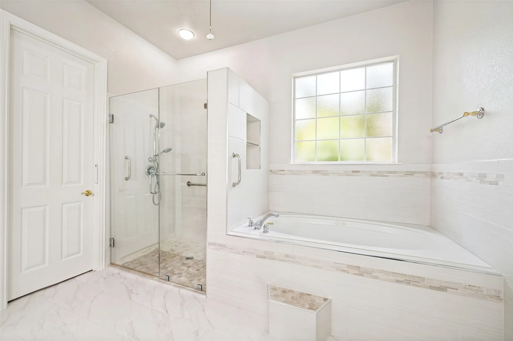 Single Family Residence For Sale in Denton County , 111 Red Bluff Drive, Hickory Creek, Texas 75065, 4 Bedroom, 5 Bathroom, 3 Garage spaces, 3,939 Sqft, built in 1999, mls#21253465, Real Estate Agent in Hickory Creek, Homes For Sale in Denton county, Homes For Sale in Hickory Creek, Realtor in Hickory Creek Texas, Real Estate Brokerage Independent Realty Texas, Luminita Cordes Realtor