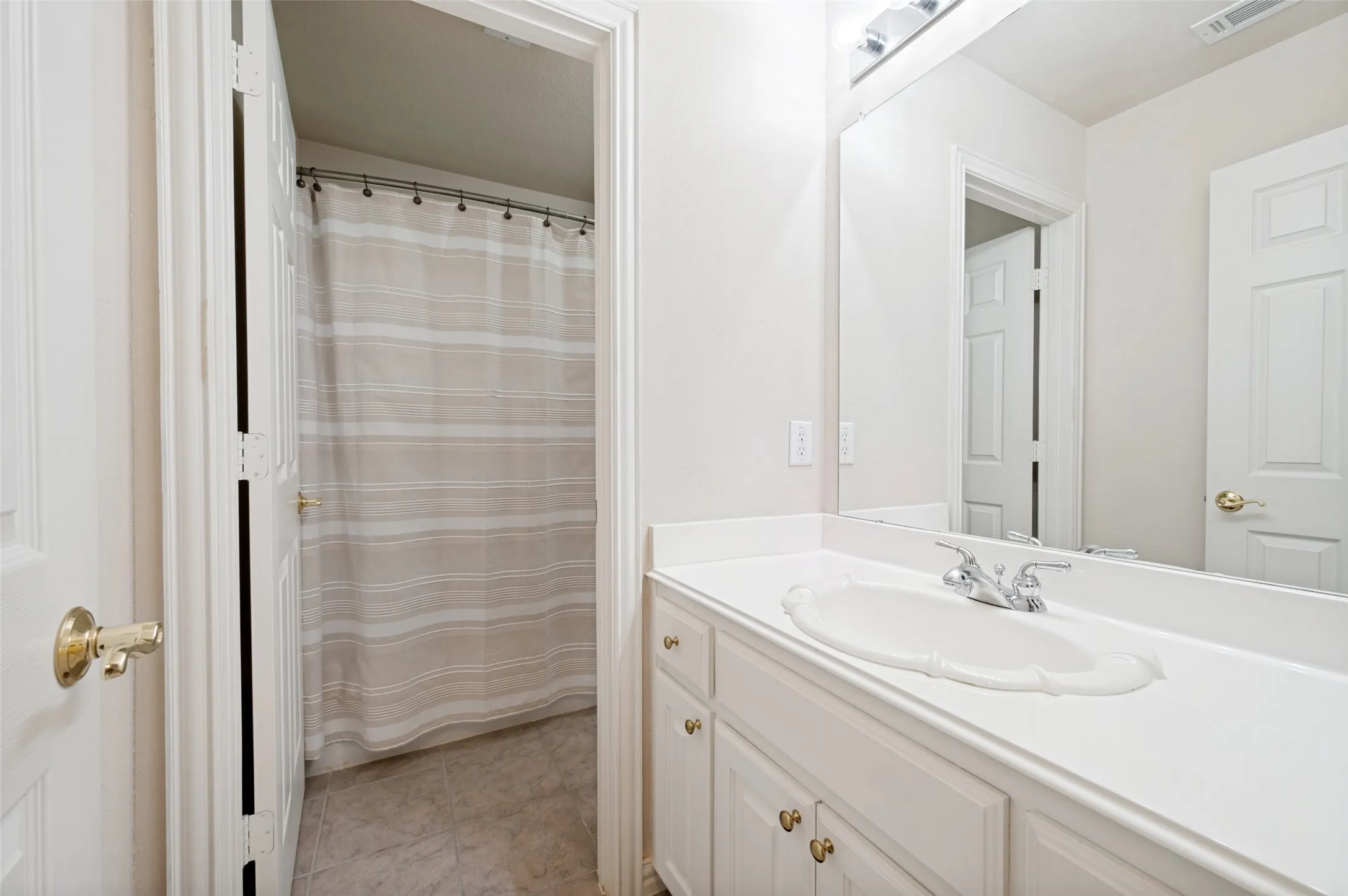 Single Family Residence For Sale in Denton County , 111 Red Bluff Drive, Hickory Creek, Texas 75065, 4 Bedroom, 5 Bathroom, 3 Garage spaces, 3,939 Sqft, built in 1999, mls#21253465, Real Estate Agent in Hickory Creek, Homes For Sale in Denton county, Homes For Sale in Hickory Creek, Realtor in Hickory Creek Texas, Real Estate Brokerage Independent Realty Texas, Luminita Cordes Realtor