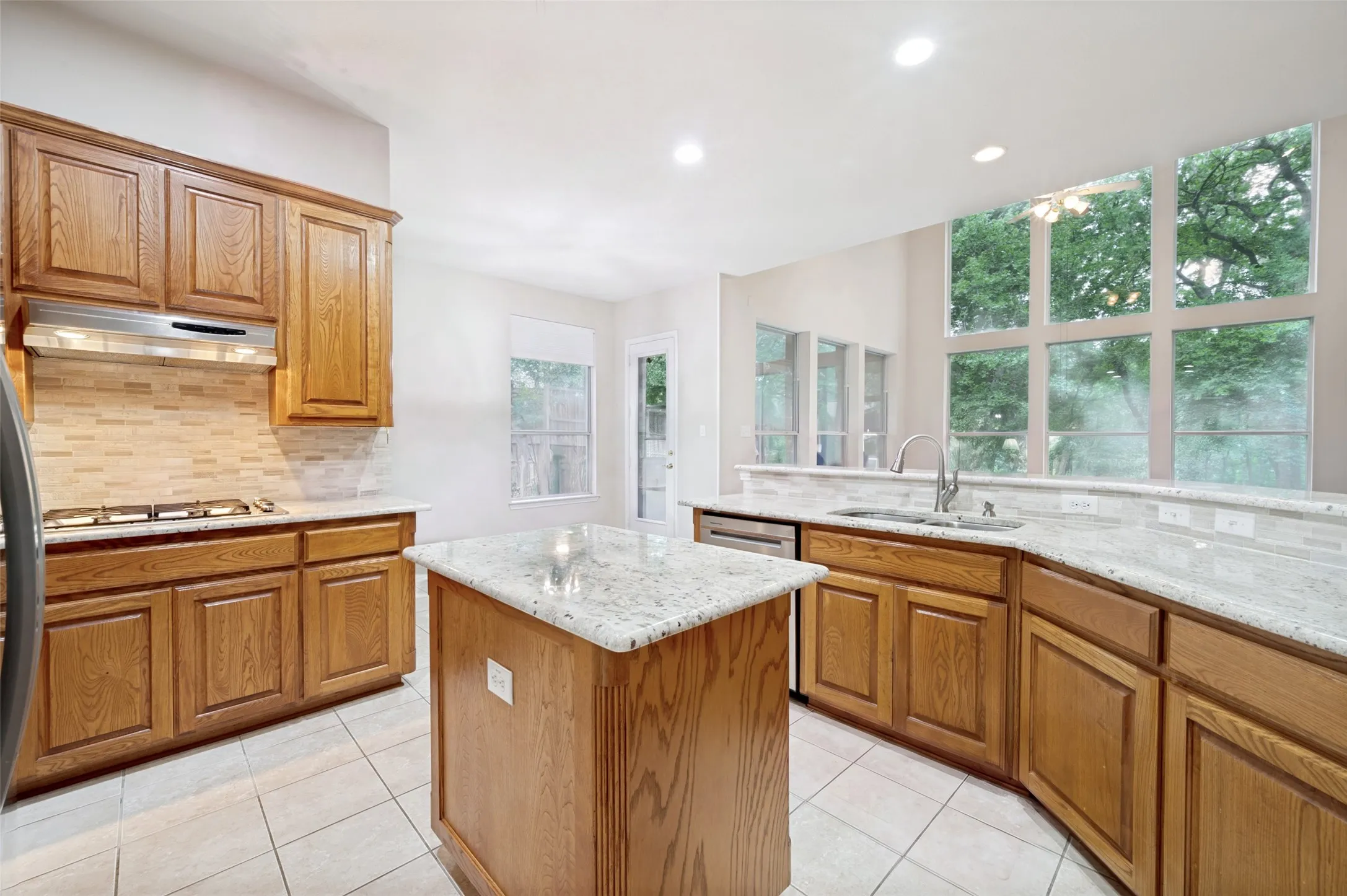 Single Family Residence For Sale in Denton County , 111 Red Bluff Drive, Hickory Creek, Texas 75065, 4 Bedroom, 5 Bathroom, 3 Garage spaces, 3,939 Sqft, built in 1999, mls#21253465, Real Estate Agent in Hickory Creek, Homes For Sale in Denton county, Homes For Sale in Hickory Creek, Realtor in Hickory Creek Texas, Real Estate Brokerage Independent Realty Texas, Luminita Cordes Realtor