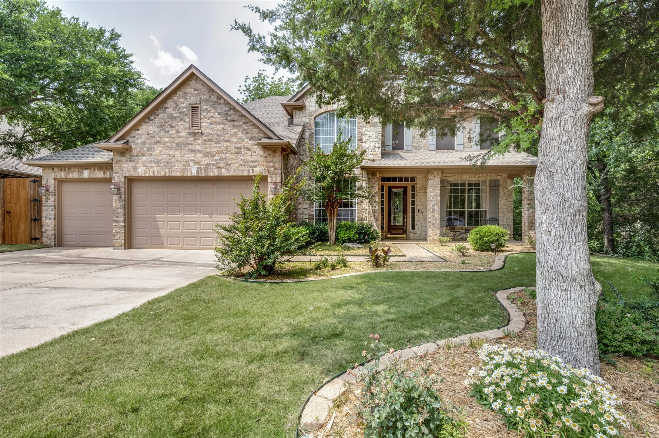 Single Family Residence For Sale in Denton County , 111 Red Bluff Drive, Hickory Creek, Texas 75065, 4 Bedroom, 5 Bathroom, 3 Garage spaces, 3,939 Sqft, built in 1999, mls#21253465, Real Estate Agent in Hickory Creek, Homes For Sale in Denton county, Homes For Sale in Hickory Creek, Realtor in Hickory Creek Texas, Real Estate Brokerage Independent Realty Texas, Luminita Cordes Realtor