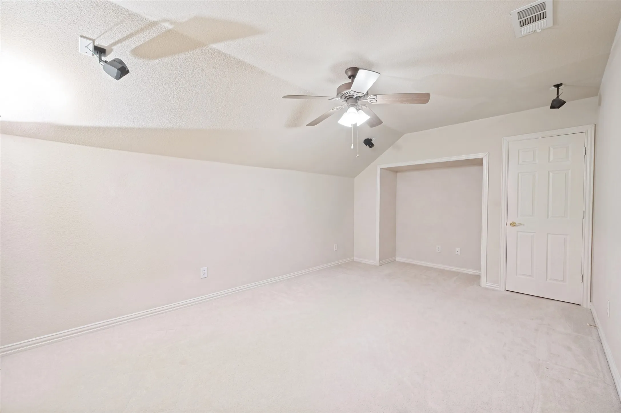 Single Family Residence For Sale in Denton County , 111 Red Bluff Drive, Hickory Creek, Texas 75065, 4 Bedroom, 5 Bathroom, 3 Garage spaces, 3,939 Sqft, built in 1999, mls#21253465, Real Estate Agent in Hickory Creek, Homes For Sale in Denton county, Homes For Sale in Hickory Creek, Realtor in Hickory Creek Texas, Real Estate Brokerage Independent Realty Texas, Luminita Cordes Realtor