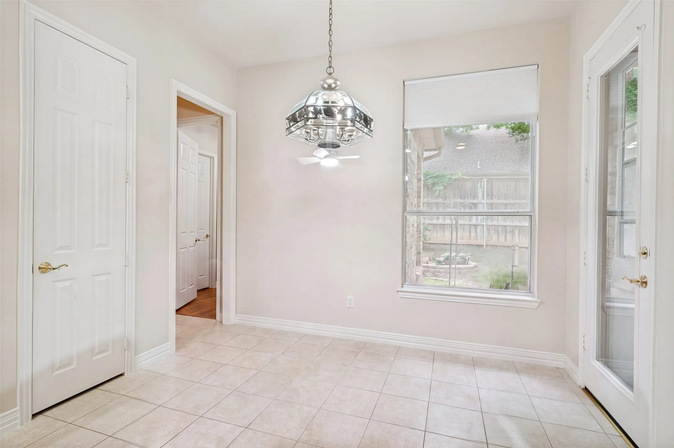 Single Family Residence For Sale in Denton County , 111 Red Bluff Drive, Hickory Creek, Texas 75065, 4 Bedroom, 5 Bathroom, 3 Garage spaces, 3,939 Sqft, built in 1999, mls#21253465, Real Estate Agent in Hickory Creek, Homes For Sale in Denton county, Homes For Sale in Hickory Creek, Realtor in Hickory Creek Texas, Real Estate Brokerage Independent Realty Texas, Luminita Cordes Realtor
