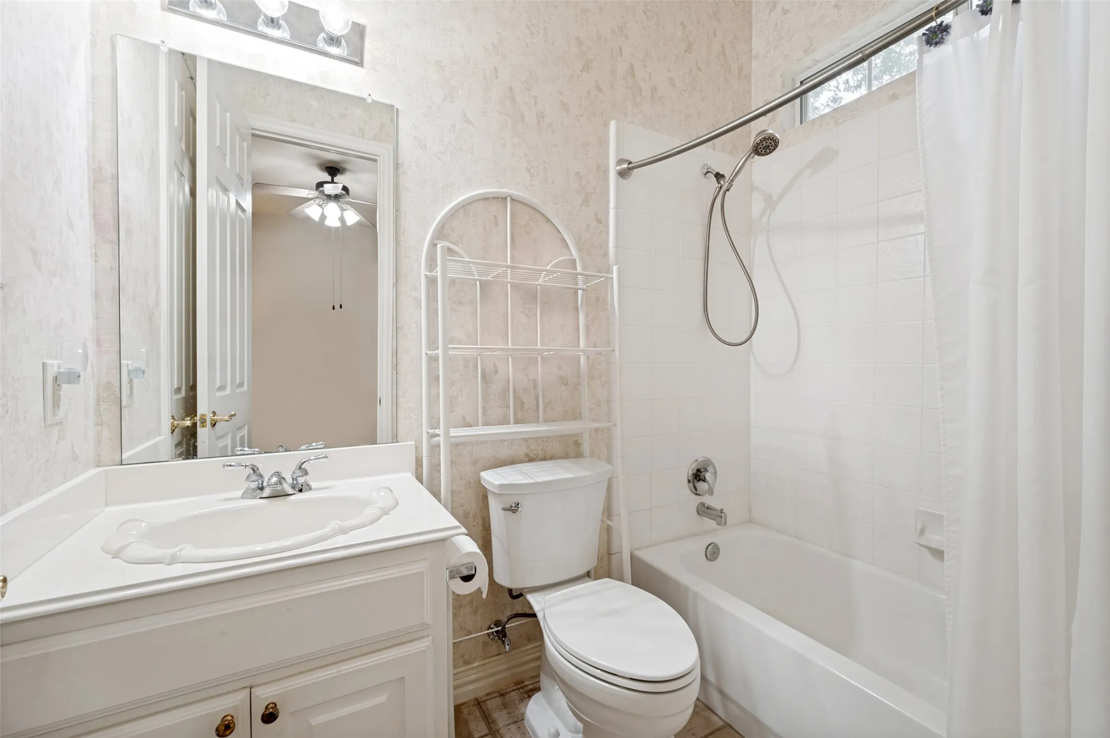 Single Family Residence For Sale in Denton County , 111 Red Bluff Drive, Hickory Creek, Texas 75065, 4 Bedroom, 5 Bathroom, 3 Garage spaces, 3,939 Sqft, built in 1999, mls#21253465, Real Estate Agent in Hickory Creek, Homes For Sale in Denton county, Homes For Sale in Hickory Creek, Realtor in Hickory Creek Texas, Real Estate Brokerage Independent Realty Texas, Luminita Cordes Realtor