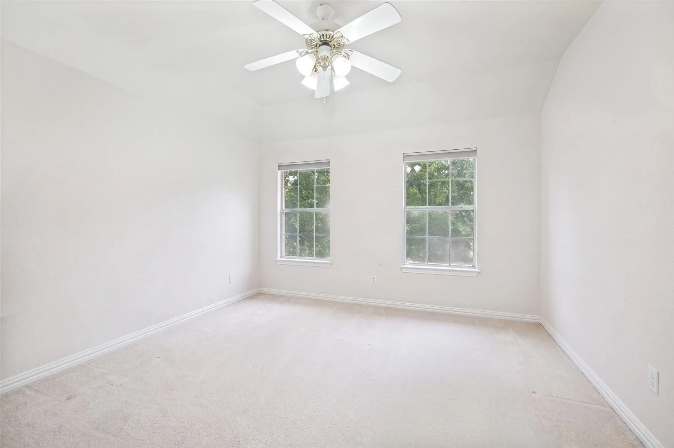 Single Family Residence For Sale in Denton County , 111 Red Bluff Drive, Hickory Creek, Texas 75065, 4 Bedroom, 5 Bathroom, 3 Garage spaces, 3,939 Sqft, built in 1999, mls#21253465, Real Estate Agent in Hickory Creek, Homes For Sale in Denton county, Homes For Sale in Hickory Creek, Realtor in Hickory Creek Texas, Real Estate Brokerage Independent Realty Texas, Luminita Cordes Realtor
