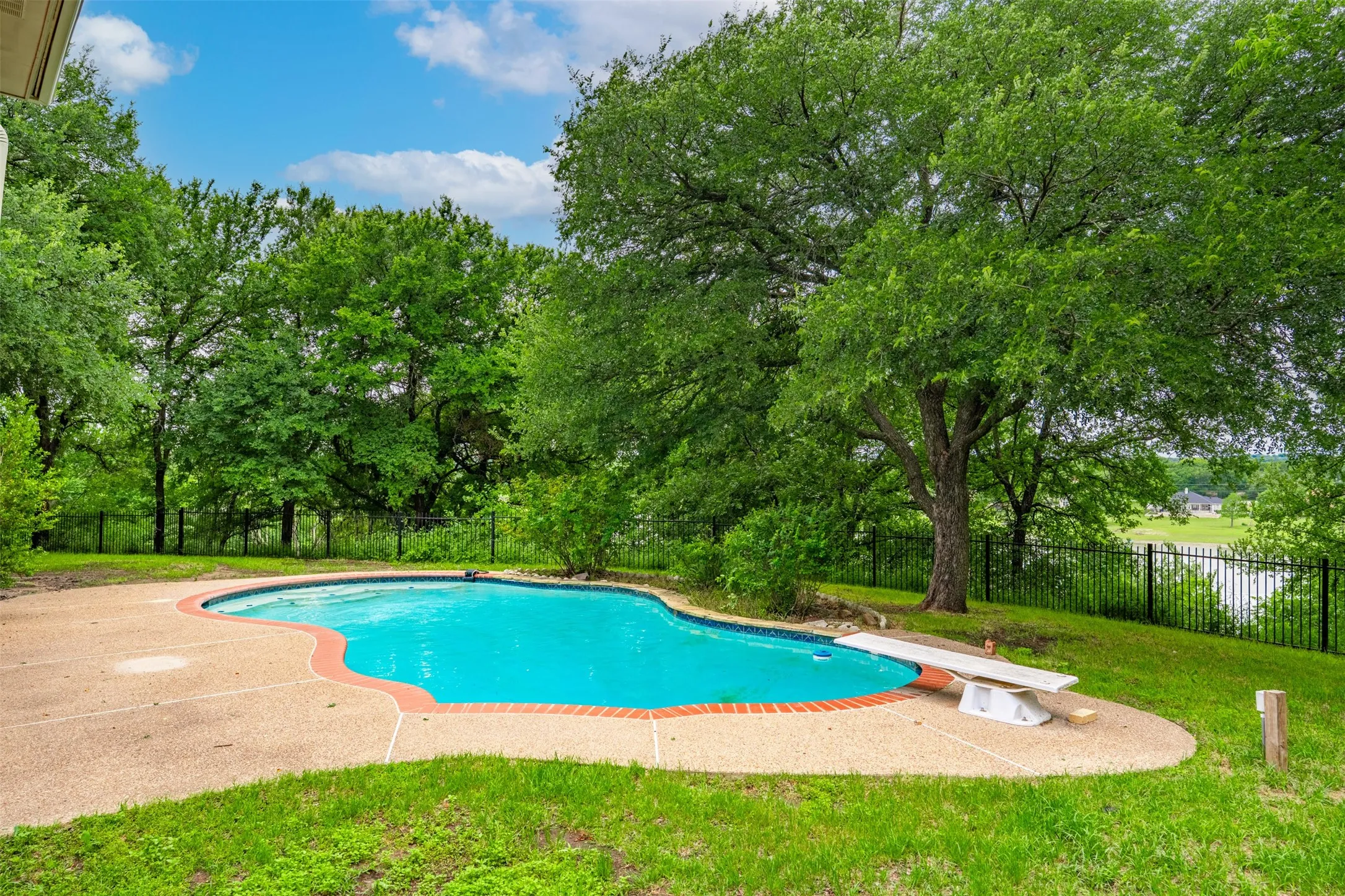 Single Family Residence For Sale in Parker County , 137 Lakeview Drive, Aledo, Texas 76008, 3 Bedroom, 4 Bathroom, 2 Garage spaces, 3,448 Sqft, built in 1988, Preowned, mls#21253770, Real Estate Agent in Aledo, Homes For Sale in Parker county, Homes For Sale in Aledo, Realtor in Aledo Texas, Real Estate Brokerage Independent Realty Texas, Luminita Cordes Realtor