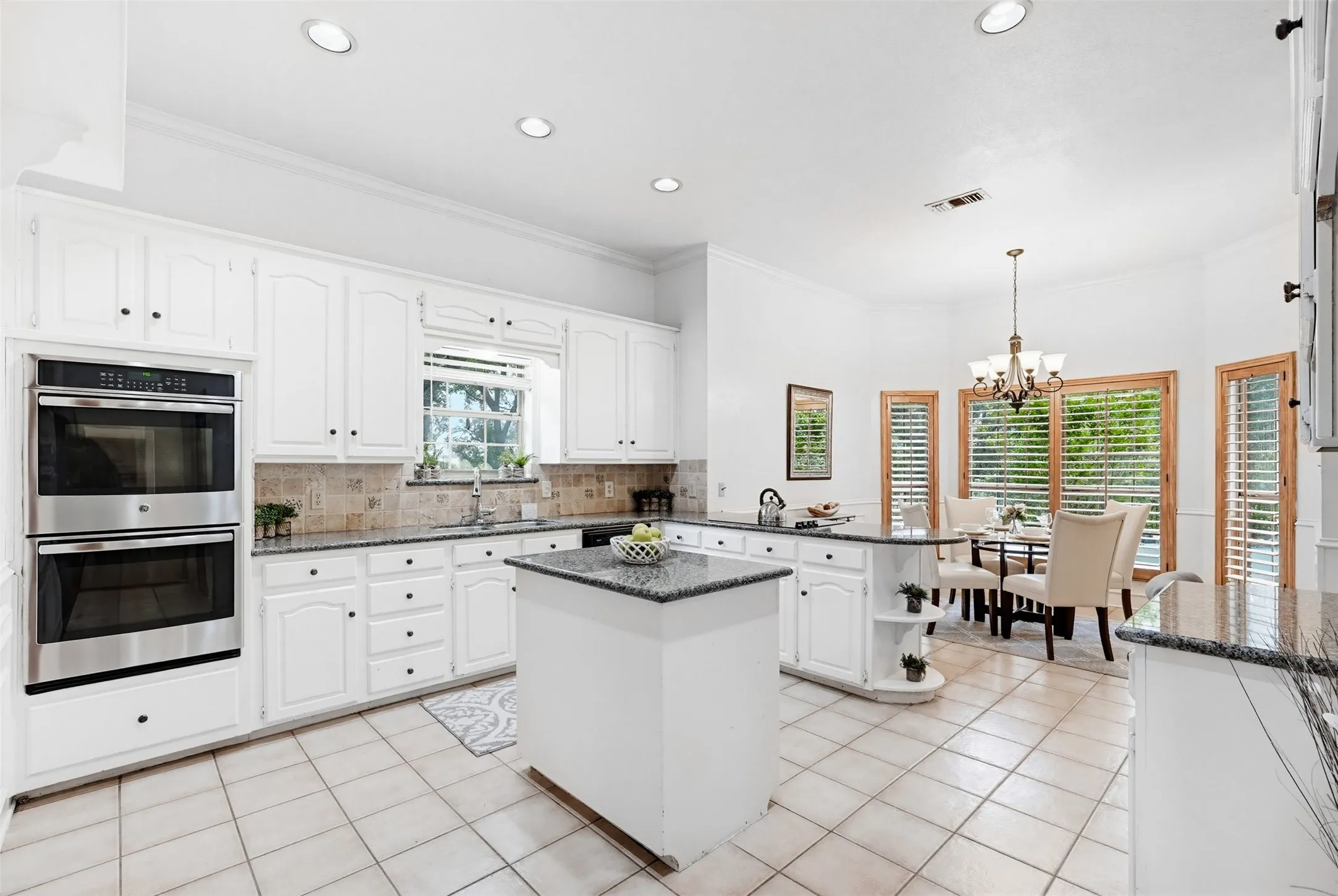 Plenty of work space in the kitchen