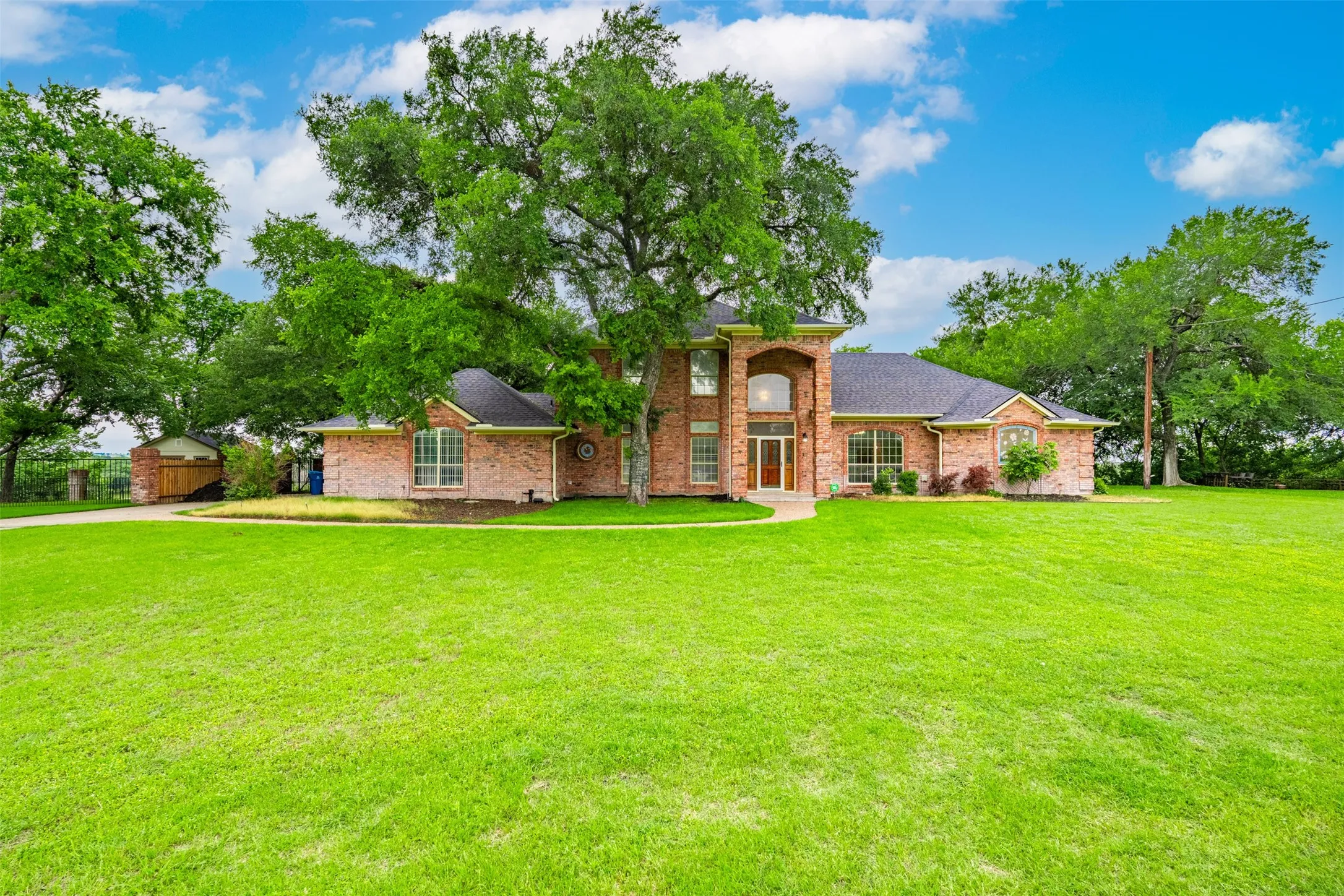 Single Family Residence For Sale in Parker County , 137 Lakeview Drive, Aledo, Texas 76008, 3 Bedroom, 4 Bathroom, 2 Garage spaces, 3,448 Sqft, built in 1988, Preowned, mls#21253770, Real Estate Agent in Aledo, Homes For Sale in Parker county, Homes For Sale in Aledo, Realtor in Aledo Texas, Real Estate Brokerage Independent Realty Texas, Luminita Cordes Realtor