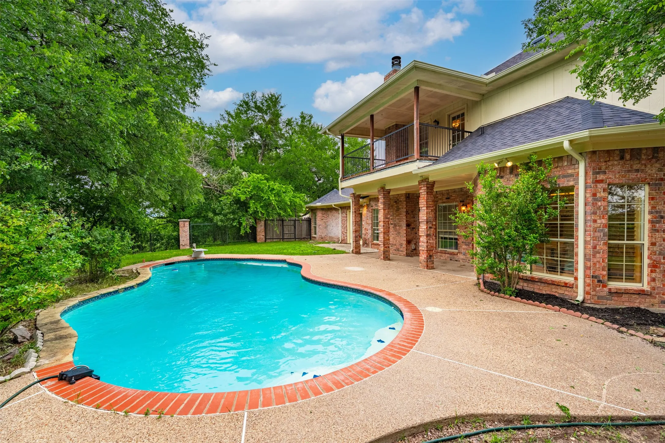 Single Family Residence For Sale in Parker County , 137 Lakeview Drive, Aledo, Texas 76008, 3 Bedroom, 4 Bathroom, 2 Garage spaces, 3,448 Sqft, built in 1988, Preowned, mls#21253770, Real Estate Agent in Aledo, Homes For Sale in Parker county, Homes For Sale in Aledo, Realtor in Aledo Texas, Real Estate Brokerage Independent Realty Texas, Luminita Cordes Realtor
