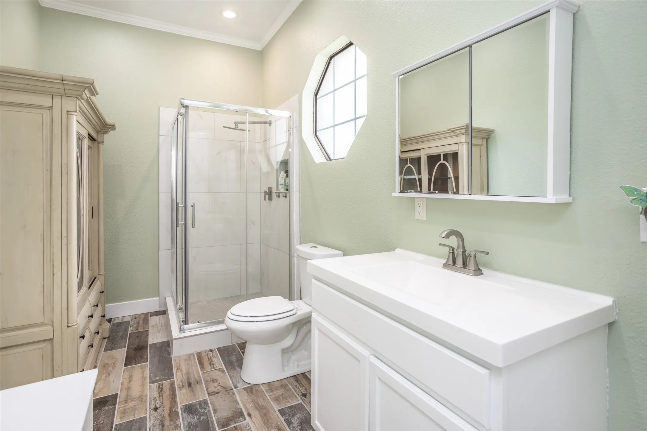 Full bathroom in MIL suite!