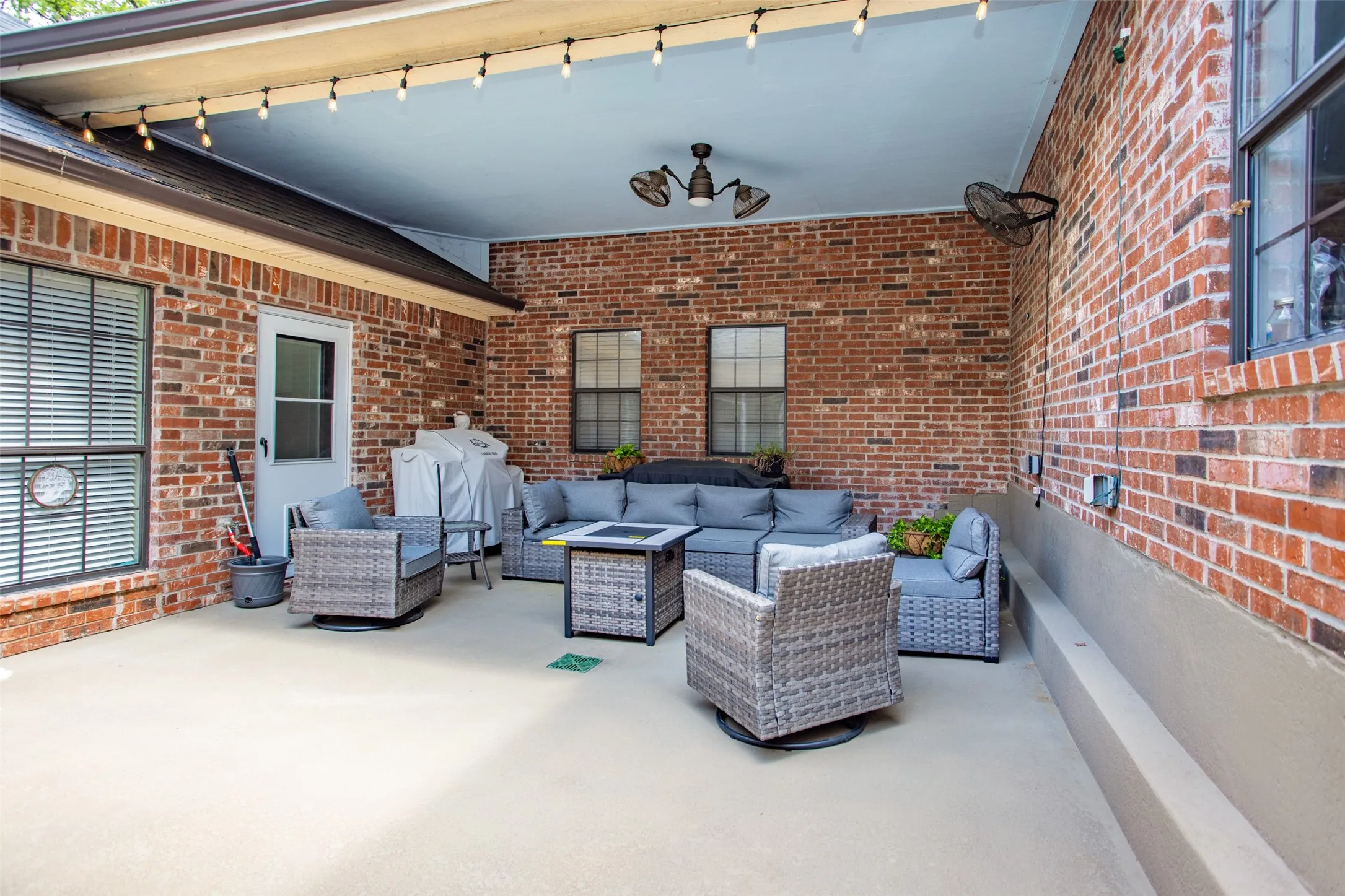 Courtyard patio w/wrought iron privacy gate.