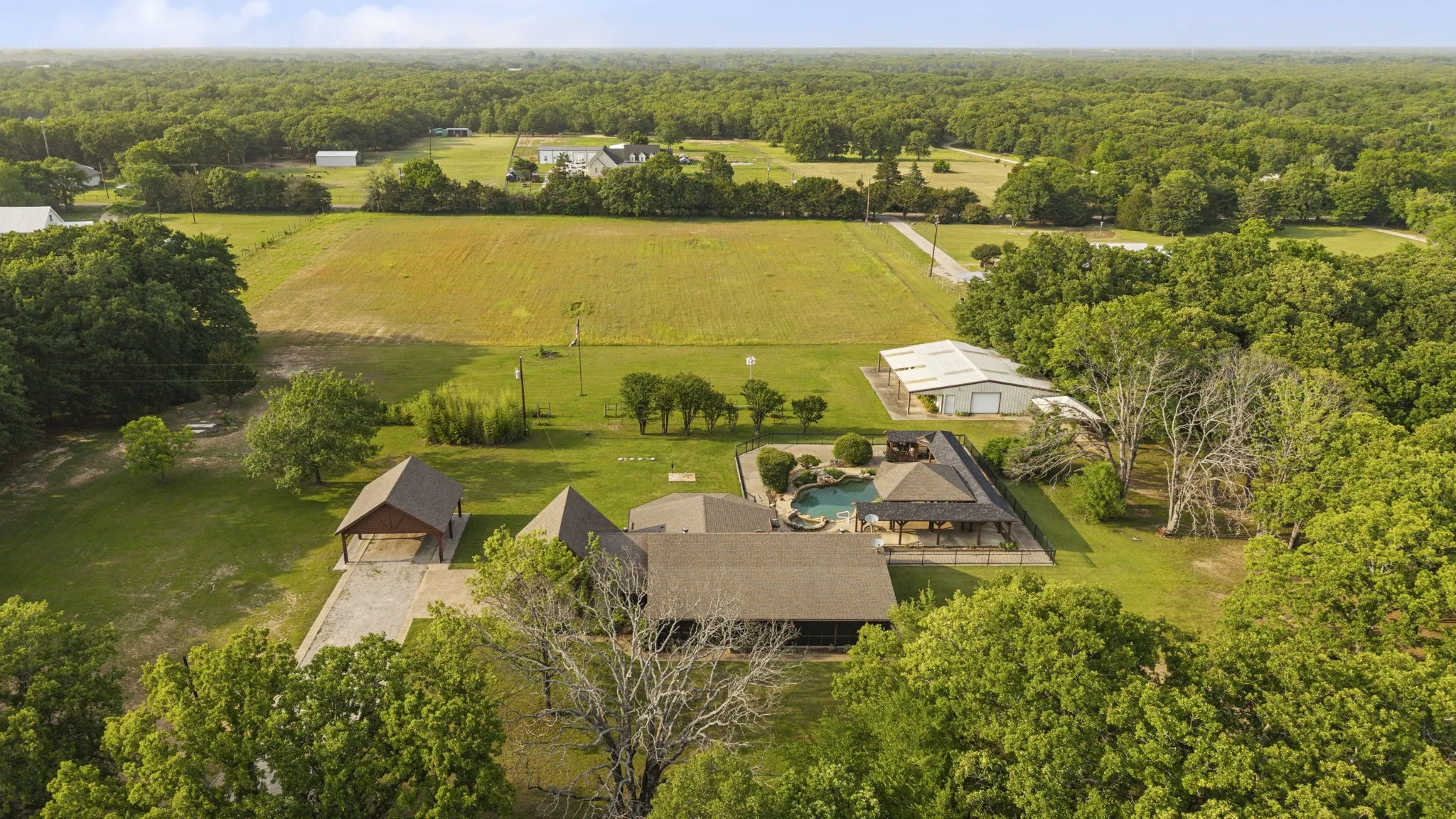 Single Family Residence For Sale in Hunt County , 1604 Hollow Way Lane, Quinlan, Texas 75474, 3 Bedroom, 2 Bathroom, 2 Garage spaces, 2,348 Sqft, built in 1987, Preowned, mls#21255097, Real Estate Agent in Quinlan, Homes For Sale in Hunt county, Homes For Sale in Quinlan, Realtor in Quinlan Texas, Real Estate Brokerage Independent Realty Texas, Luminita Cordes Realtor