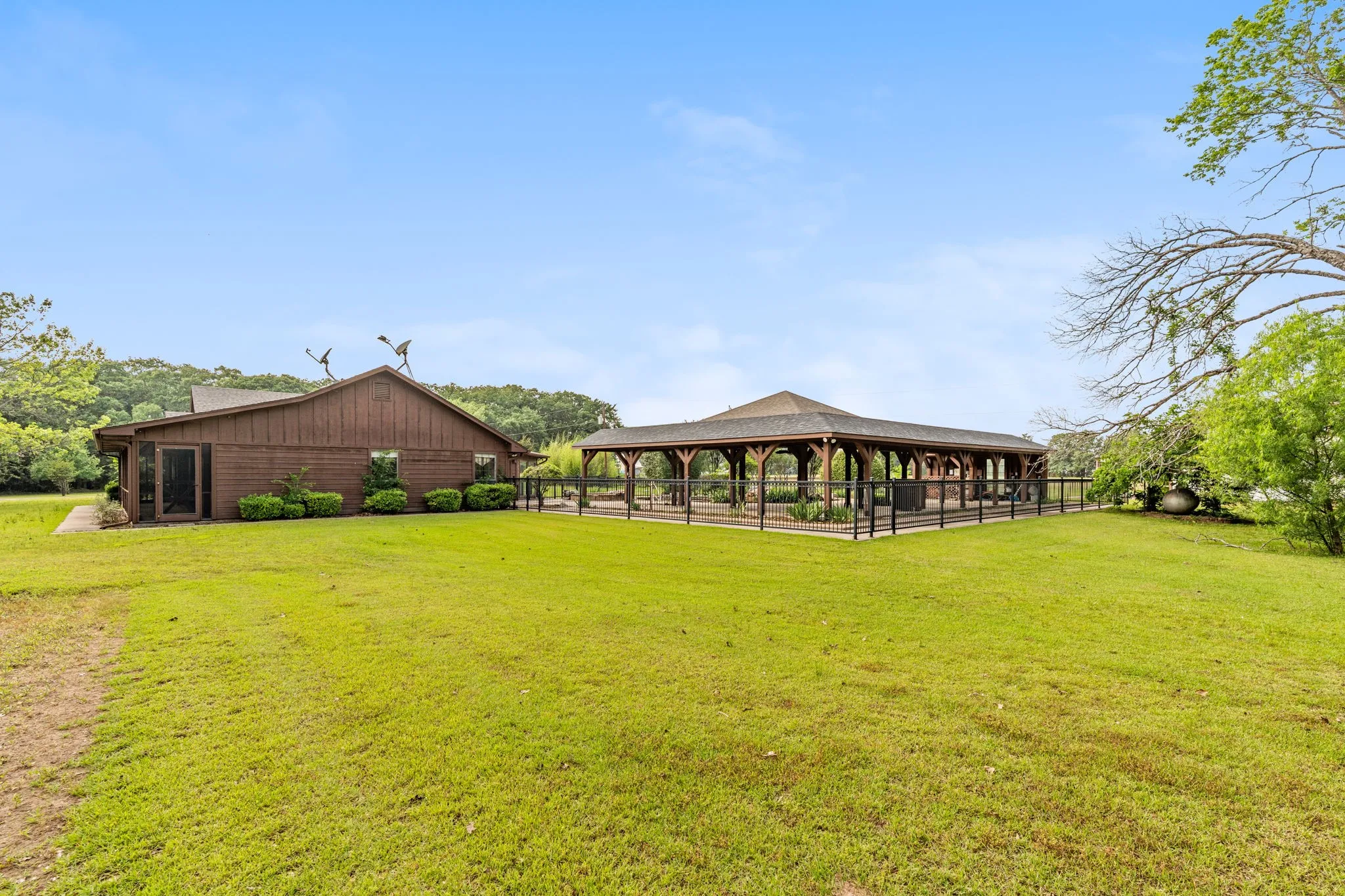 Single Family Residence For Sale in Hunt County , 1604 Hollow Way Lane, Quinlan, Texas 75474, 3 Bedroom, 2 Bathroom, 2 Garage spaces, 2,348 Sqft, built in 1987, Preowned, mls#21255097, Real Estate Agent in Quinlan, Homes For Sale in Hunt county, Homes For Sale in Quinlan, Realtor in Quinlan Texas, Real Estate Brokerage Independent Realty Texas, Luminita Cordes Realtor
