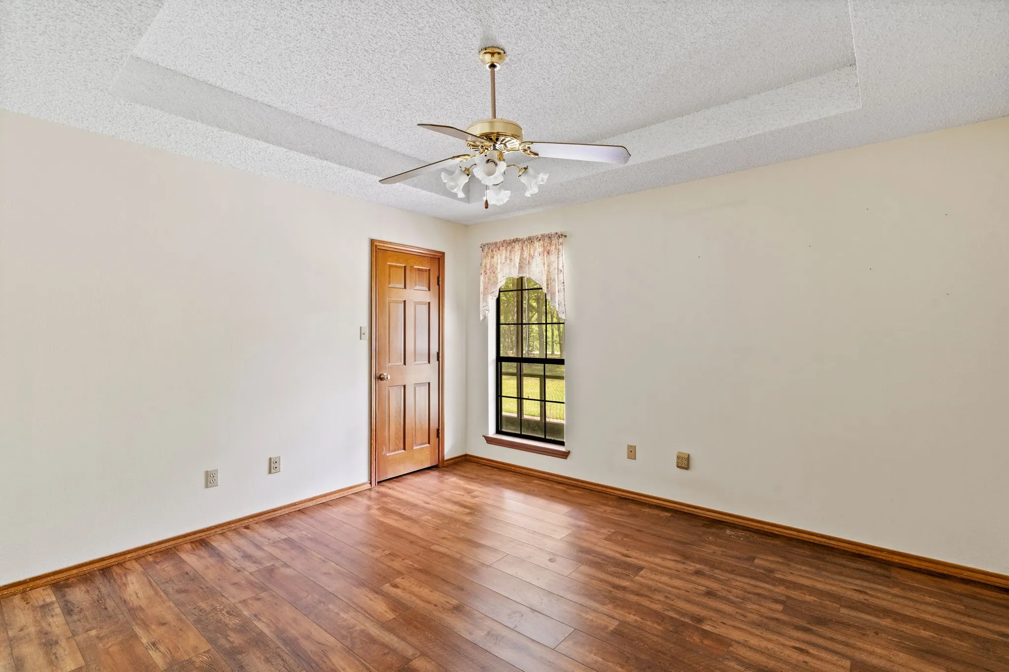 Single Family Residence For Sale in Hunt County , 1604 Hollow Way Lane, Quinlan, Texas 75474, 3 Bedroom, 2 Bathroom, 2 Garage spaces, 2,348 Sqft, built in 1987, Preowned, mls#21255097, Real Estate Agent in Quinlan, Homes For Sale in Hunt county, Homes For Sale in Quinlan, Realtor in Quinlan Texas, Real Estate Brokerage Independent Realty Texas, Luminita Cordes Realtor
