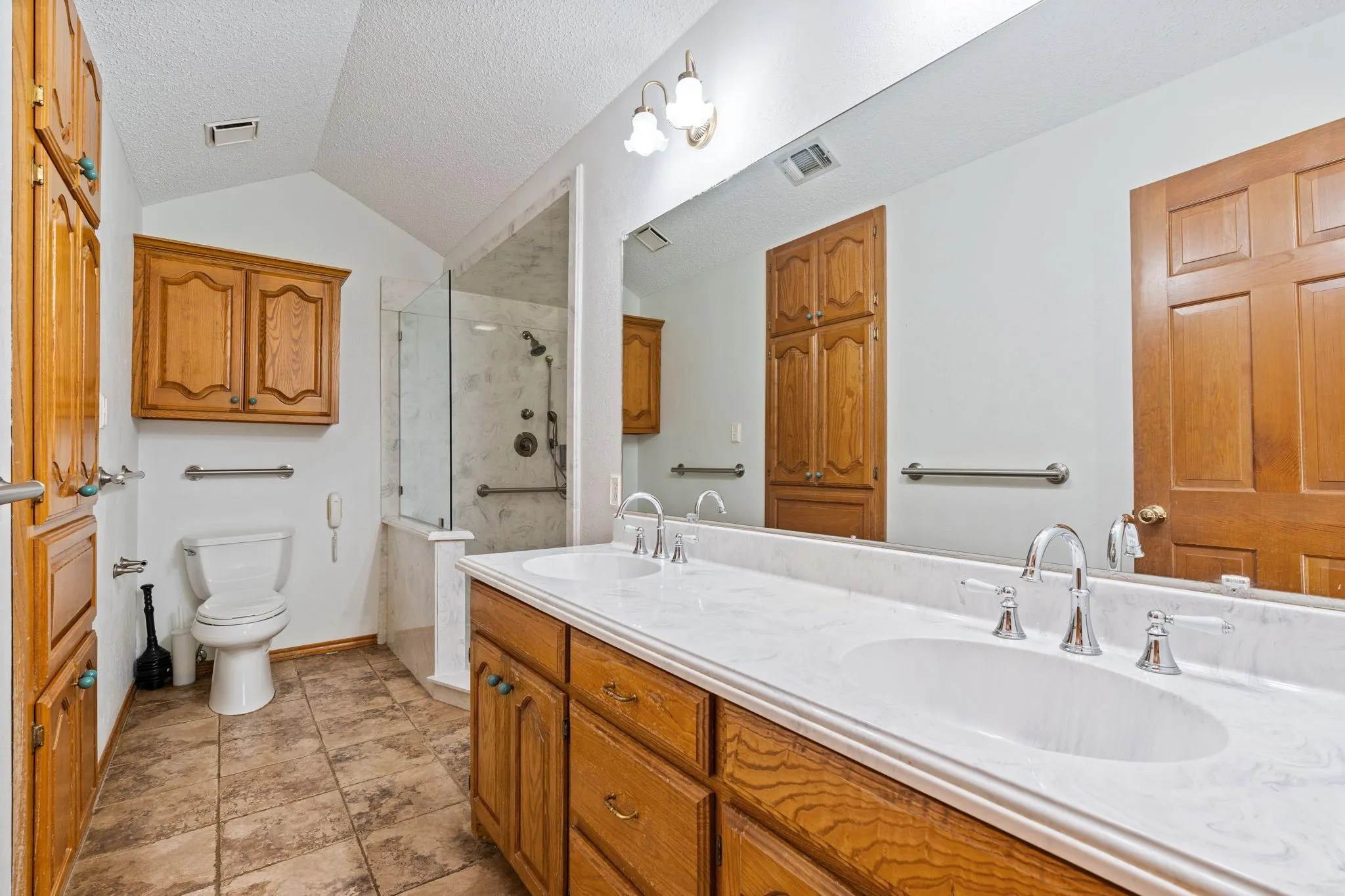 Single Family Residence For Sale in Hunt County , 1604 Hollow Way Lane, Quinlan, Texas 75474, 3 Bedroom, 2 Bathroom, 2 Garage spaces, 2,348 Sqft, built in 1987, Preowned, mls#21255097, Real Estate Agent in Quinlan, Homes For Sale in Hunt county, Homes For Sale in Quinlan, Realtor in Quinlan Texas, Real Estate Brokerage Independent Realty Texas, Luminita Cordes Realtor