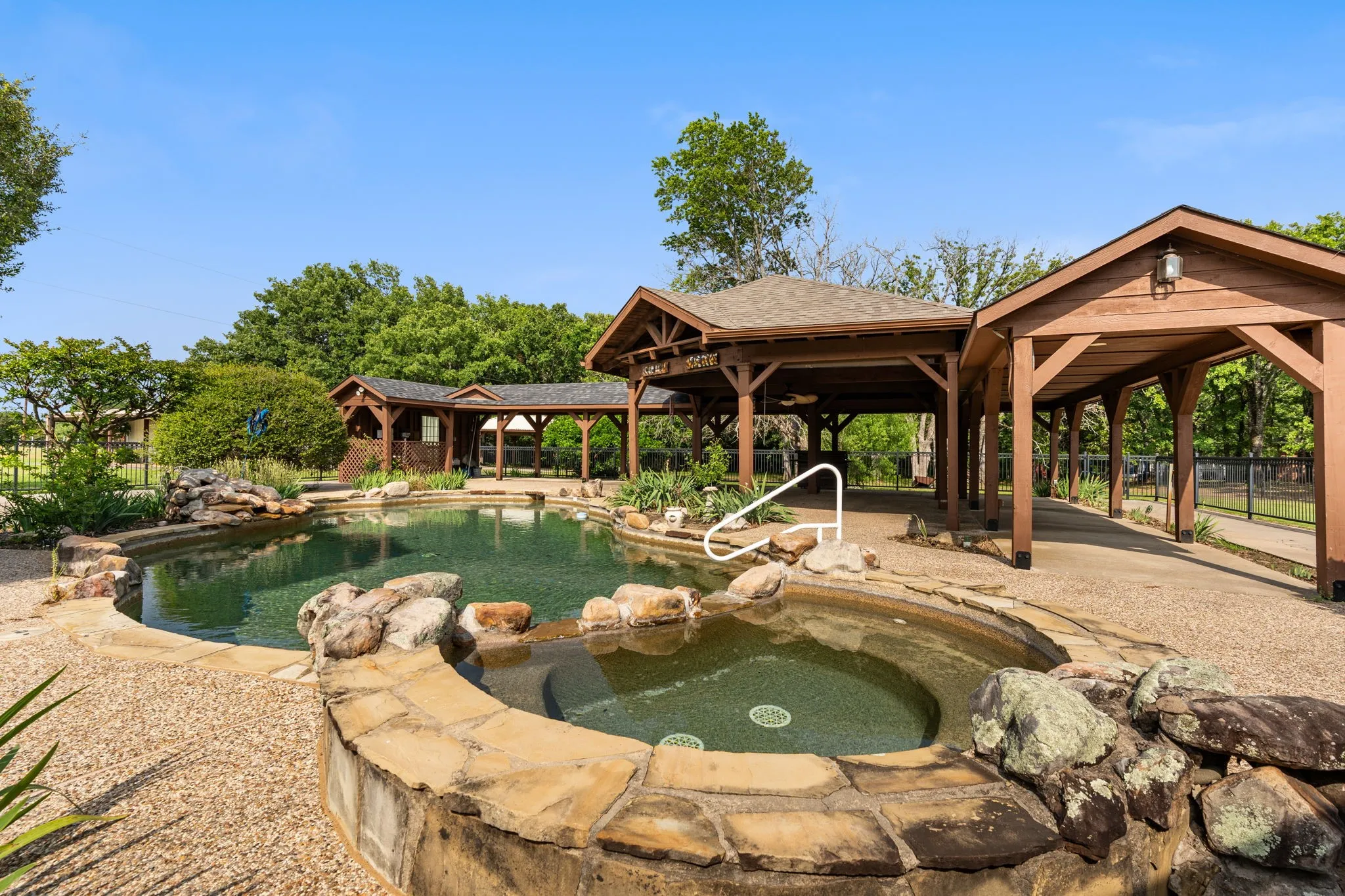 Single Family Residence For Sale in Hunt County , 1604 Hollow Way Lane, Quinlan, Texas 75474, 3 Bedroom, 2 Bathroom, 2 Garage spaces, 2,348 Sqft, built in 1987, Preowned, mls#21255097, Real Estate Agent in Quinlan, Homes For Sale in Hunt county, Homes For Sale in Quinlan, Realtor in Quinlan Texas, Real Estate Brokerage Independent Realty Texas, Luminita Cordes Realtor