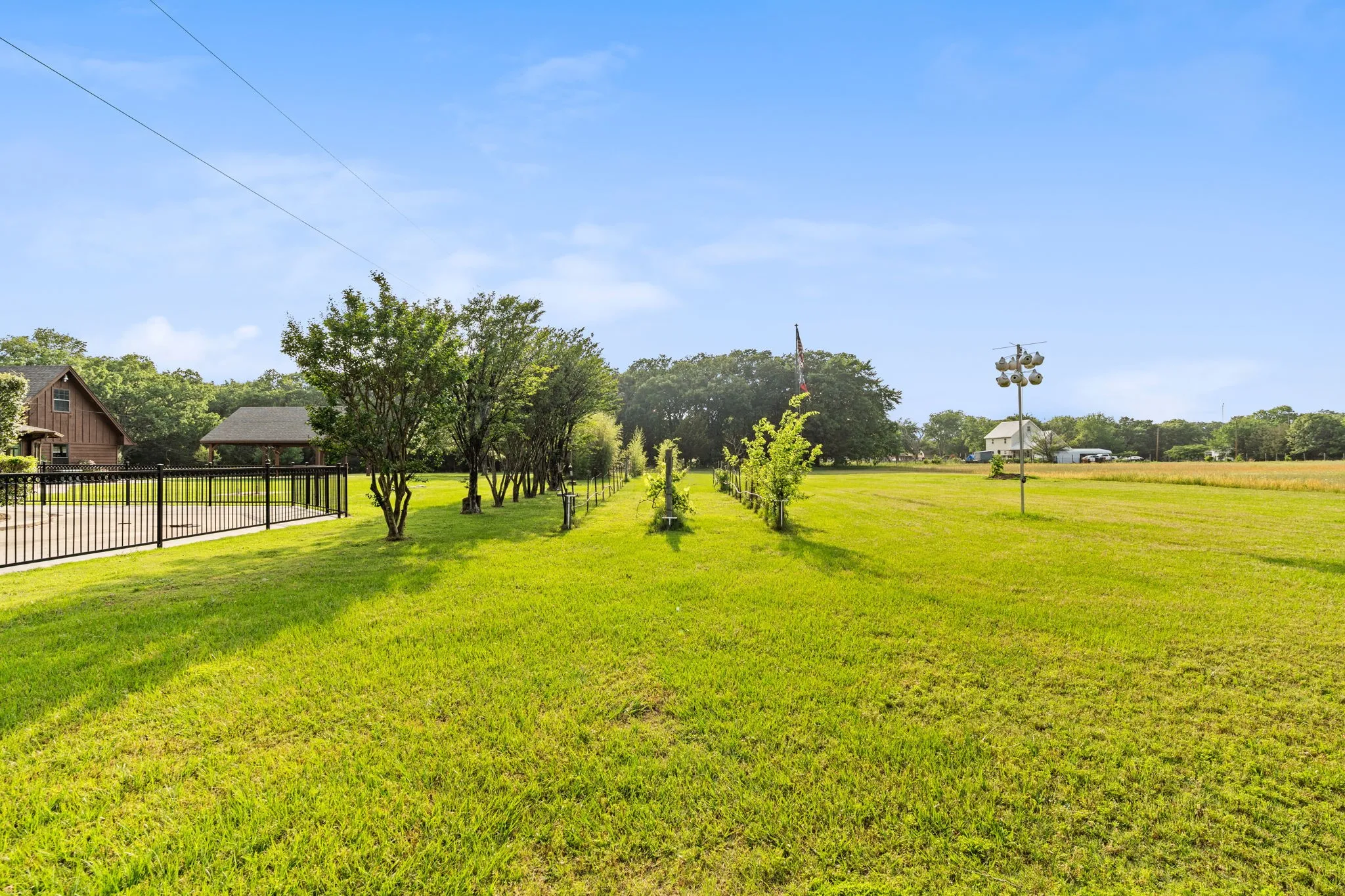 Single Family Residence For Sale in Hunt County , 1604 Hollow Way Lane, Quinlan, Texas 75474, 3 Bedroom, 2 Bathroom, 2 Garage spaces, 2,348 Sqft, built in 1987, Preowned, mls#21255097, Real Estate Agent in Quinlan, Homes For Sale in Hunt county, Homes For Sale in Quinlan, Realtor in Quinlan Texas, Real Estate Brokerage Independent Realty Texas, Luminita Cordes Realtor