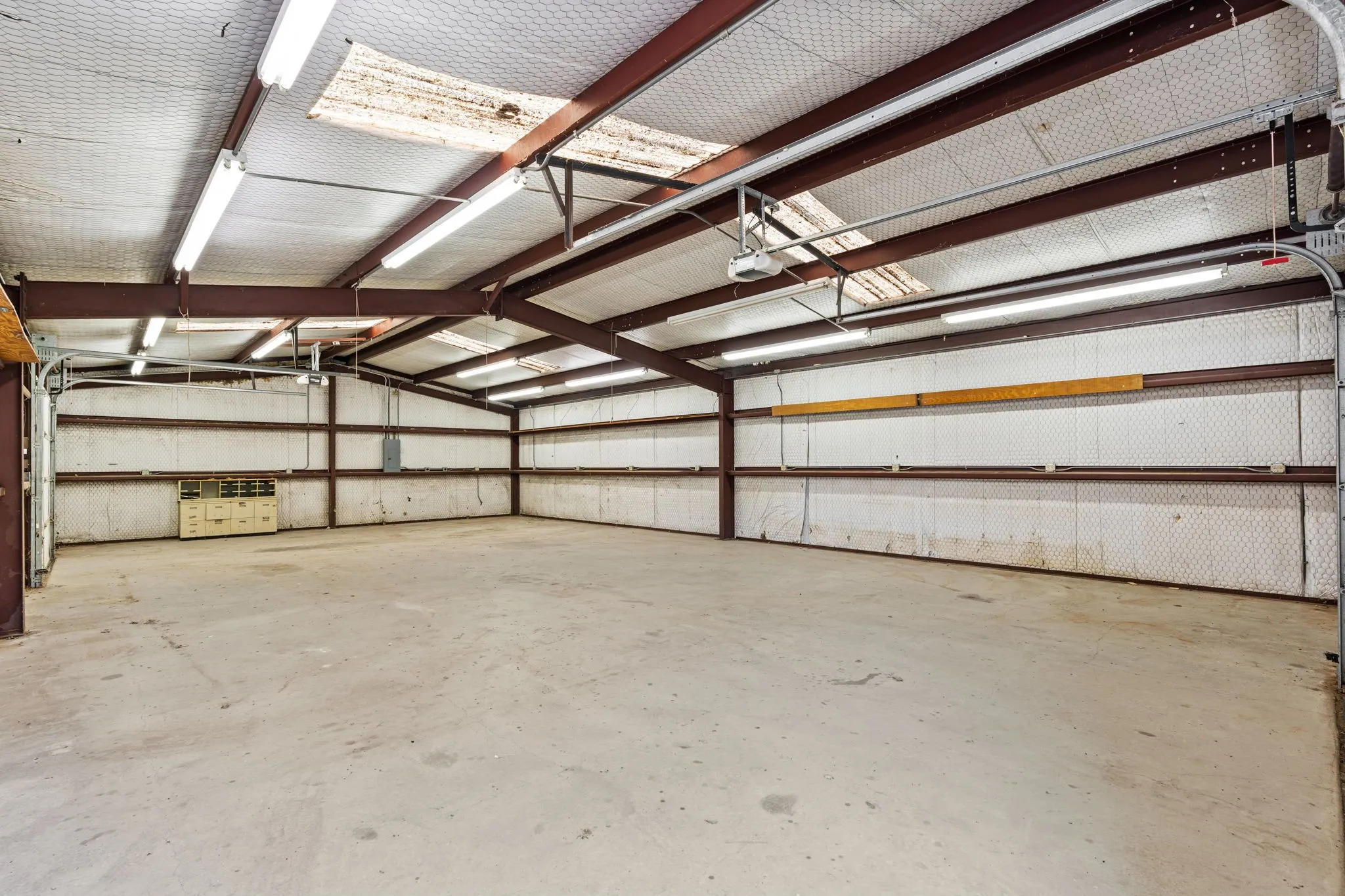 Single Family Residence For Sale in Hunt County , 1604 Hollow Way Lane, Quinlan, Texas 75474, 3 Bedroom, 2 Bathroom, 2 Garage spaces, 2,348 Sqft, built in 1987, Preowned, mls#21255097, Real Estate Agent in Quinlan, Homes For Sale in Hunt county, Homes For Sale in Quinlan, Realtor in Quinlan Texas, Real Estate Brokerage Independent Realty Texas, Luminita Cordes Realtor