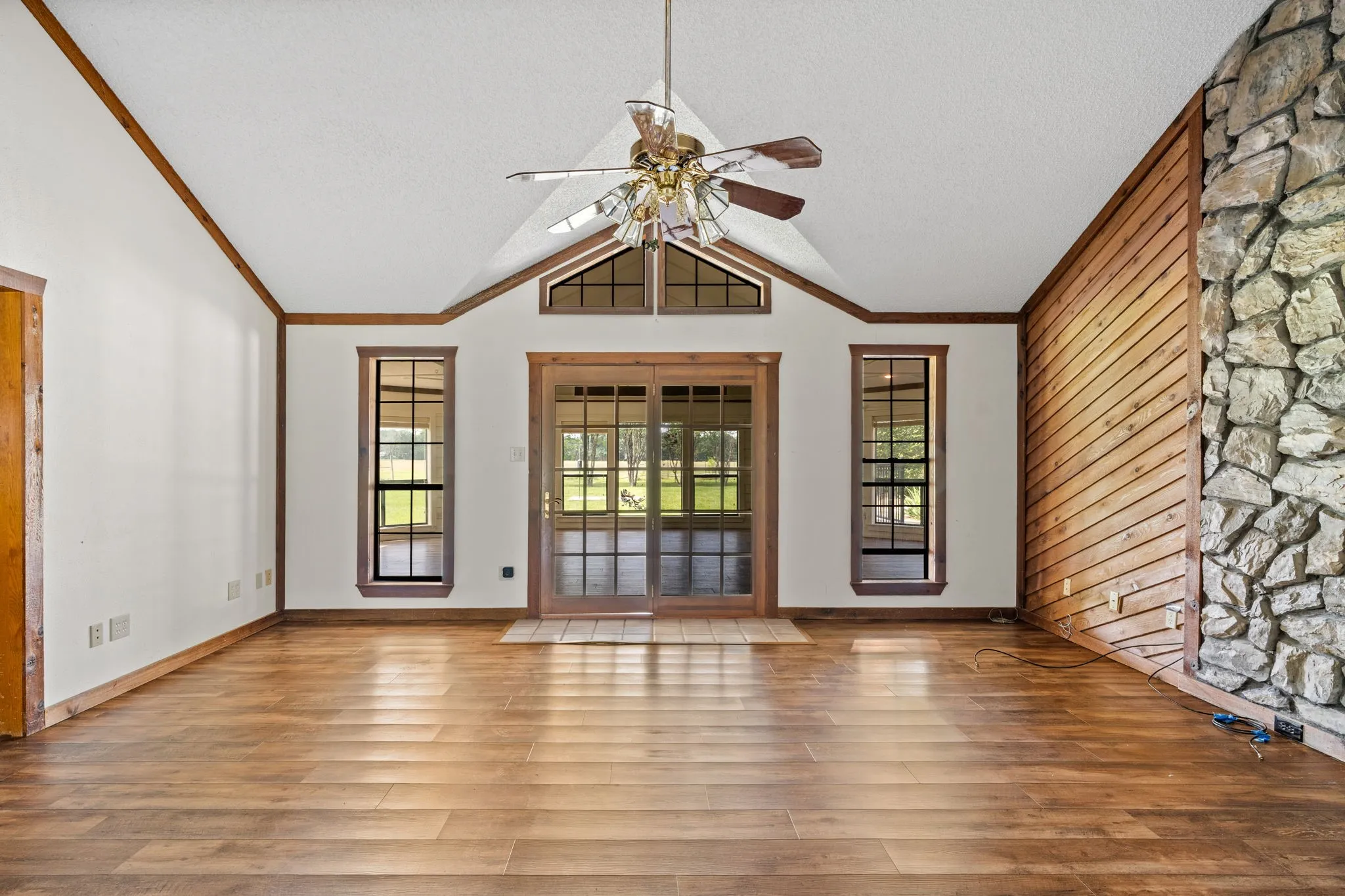 Single Family Residence For Sale in Hunt County , 1604 Hollow Way Lane, Quinlan, Texas 75474, 3 Bedroom, 2 Bathroom, 2 Garage spaces, 2,348 Sqft, built in 1987, Preowned, mls#21255097, Real Estate Agent in Quinlan, Homes For Sale in Hunt county, Homes For Sale in Quinlan, Realtor in Quinlan Texas, Real Estate Brokerage Independent Realty Texas, Luminita Cordes Realtor