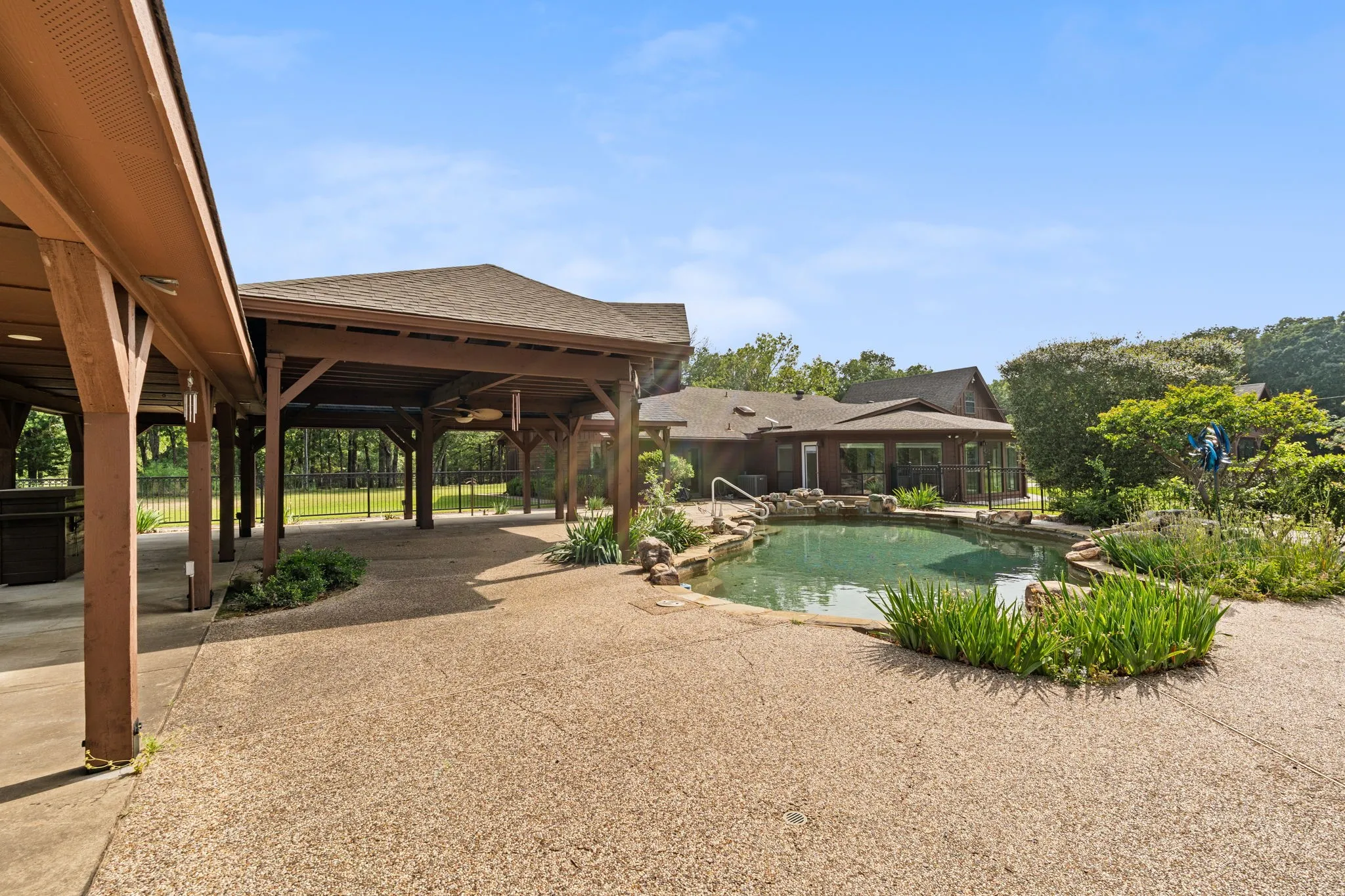 Single Family Residence For Sale in Hunt County , 1604 Hollow Way Lane, Quinlan, Texas 75474, 3 Bedroom, 2 Bathroom, 2 Garage spaces, 2,348 Sqft, built in 1987, Preowned, mls#21255097, Real Estate Agent in Quinlan, Homes For Sale in Hunt county, Homes For Sale in Quinlan, Realtor in Quinlan Texas, Real Estate Brokerage Independent Realty Texas, Luminita Cordes Realtor