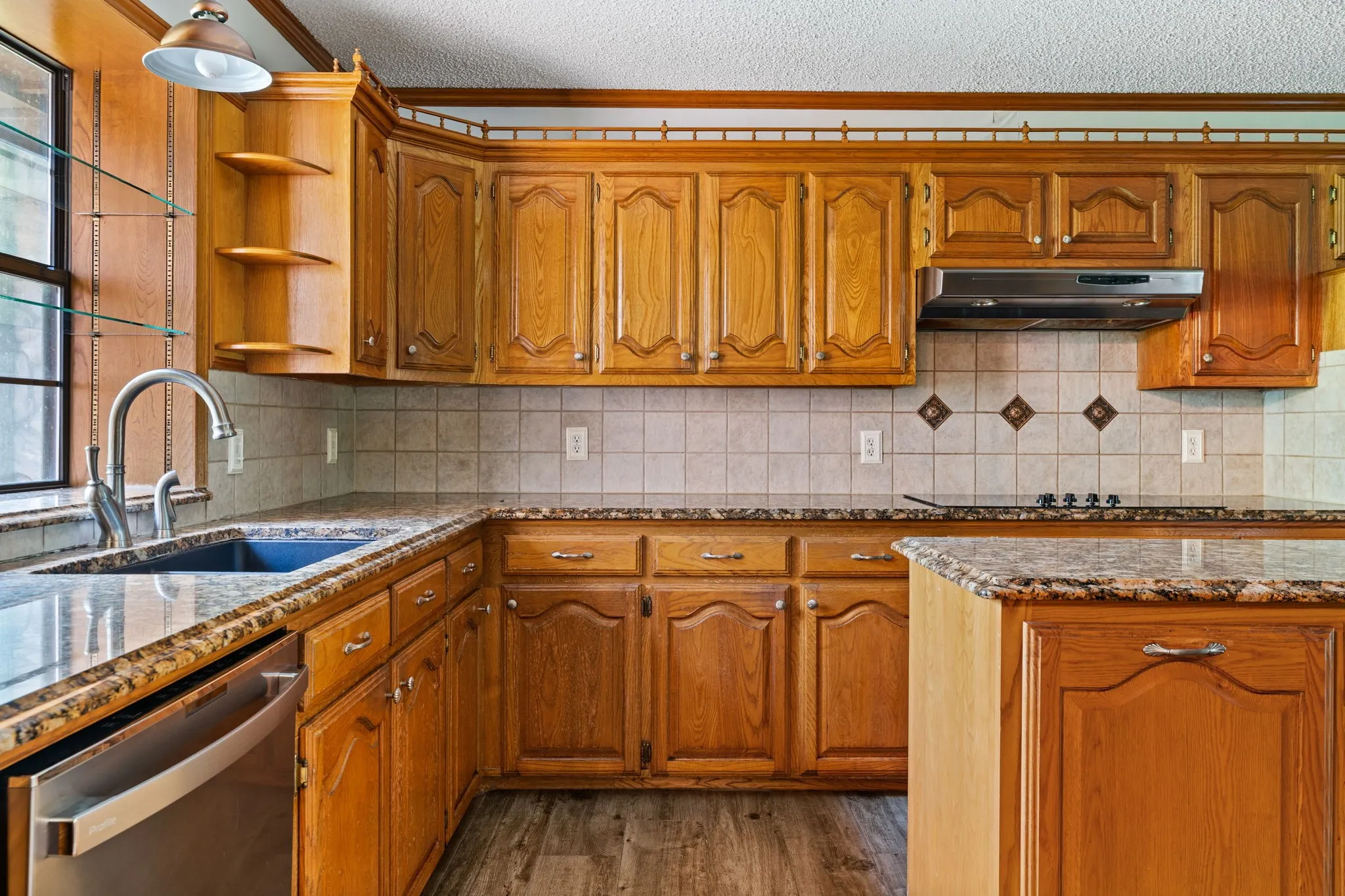 Single Family Residence For Sale in Hunt County , 1604 Hollow Way Lane, Quinlan, Texas 75474, 3 Bedroom, 2 Bathroom, 2 Garage spaces, 2,348 Sqft, built in 1987, Preowned, mls#21255097, Real Estate Agent in Quinlan, Homes For Sale in Hunt county, Homes For Sale in Quinlan, Realtor in Quinlan Texas, Real Estate Brokerage Independent Realty Texas, Luminita Cordes Realtor
