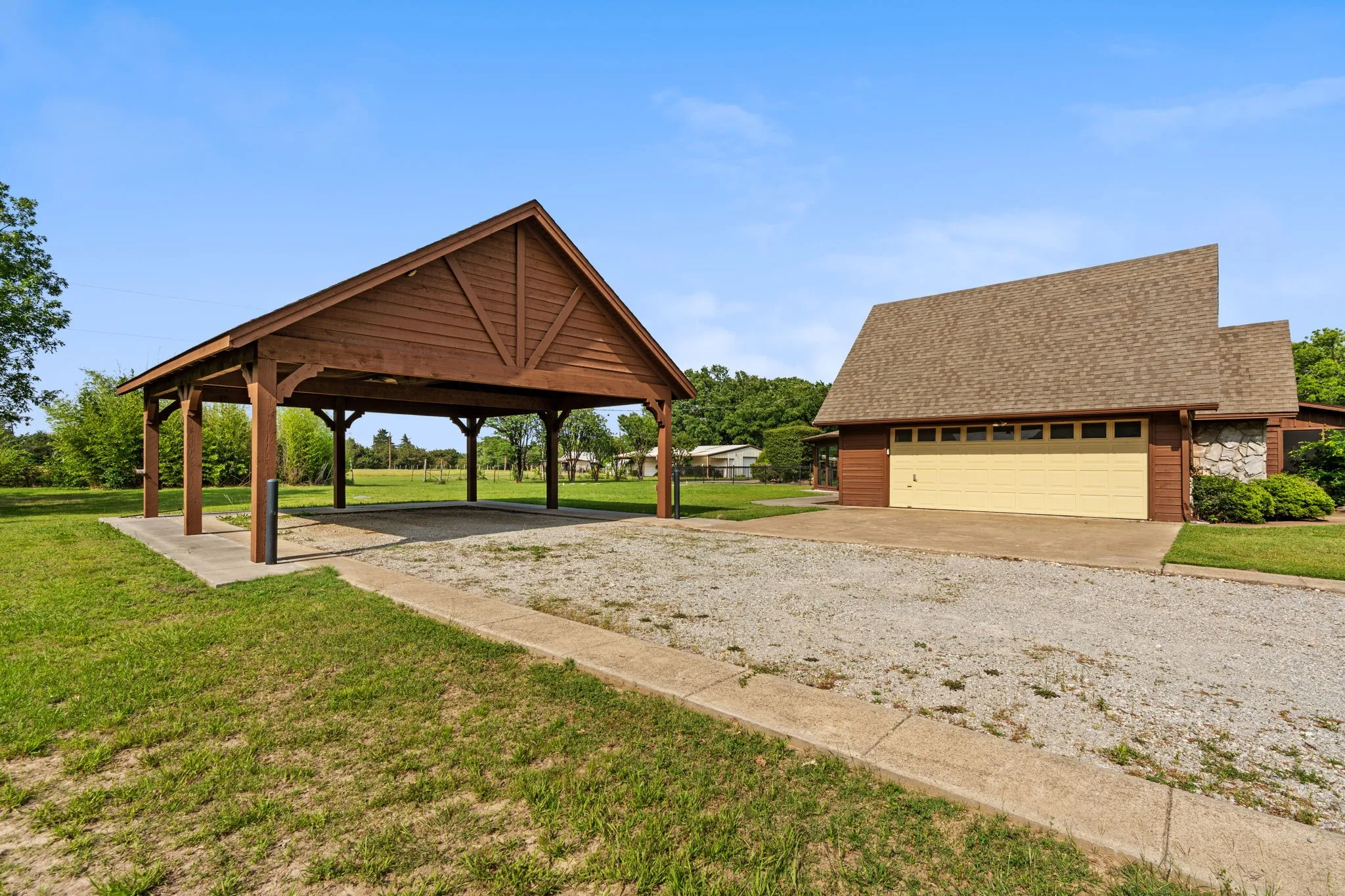 Single Family Residence For Sale in Hunt County , 1604 Hollow Way Lane, Quinlan, Texas 75474, 3 Bedroom, 2 Bathroom, 2 Garage spaces, 2,348 Sqft, built in 1987, Preowned, mls#21255097, Real Estate Agent in Quinlan, Homes For Sale in Hunt county, Homes For Sale in Quinlan, Realtor in Quinlan Texas, Real Estate Brokerage Independent Realty Texas, Luminita Cordes Realtor