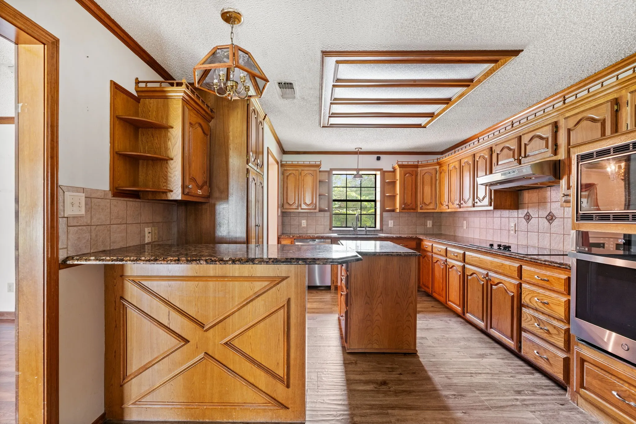 Single Family Residence For Sale in Hunt County , 1604 Hollow Way Lane, Quinlan, Texas 75474, 3 Bedroom, 2 Bathroom, 2 Garage spaces, 2,348 Sqft, built in 1987, Preowned, mls#21255097, Real Estate Agent in Quinlan, Homes For Sale in Hunt county, Homes For Sale in Quinlan, Realtor in Quinlan Texas, Real Estate Brokerage Independent Realty Texas, Luminita Cordes Realtor