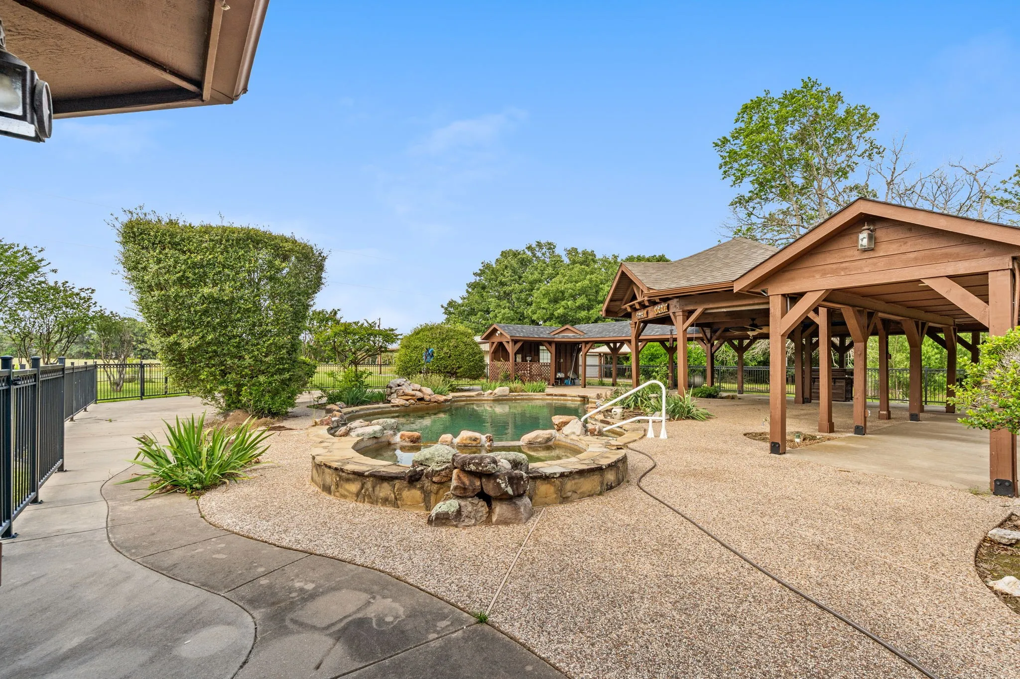 Single Family Residence For Sale in Hunt County , 1604 Hollow Way Lane, Quinlan, Texas 75474, 3 Bedroom, 2 Bathroom, 2 Garage spaces, 2,348 Sqft, built in 1987, Preowned, mls#21255097, Real Estate Agent in Quinlan, Homes For Sale in Hunt county, Homes For Sale in Quinlan, Realtor in Quinlan Texas, Real Estate Brokerage Independent Realty Texas, Luminita Cordes Realtor