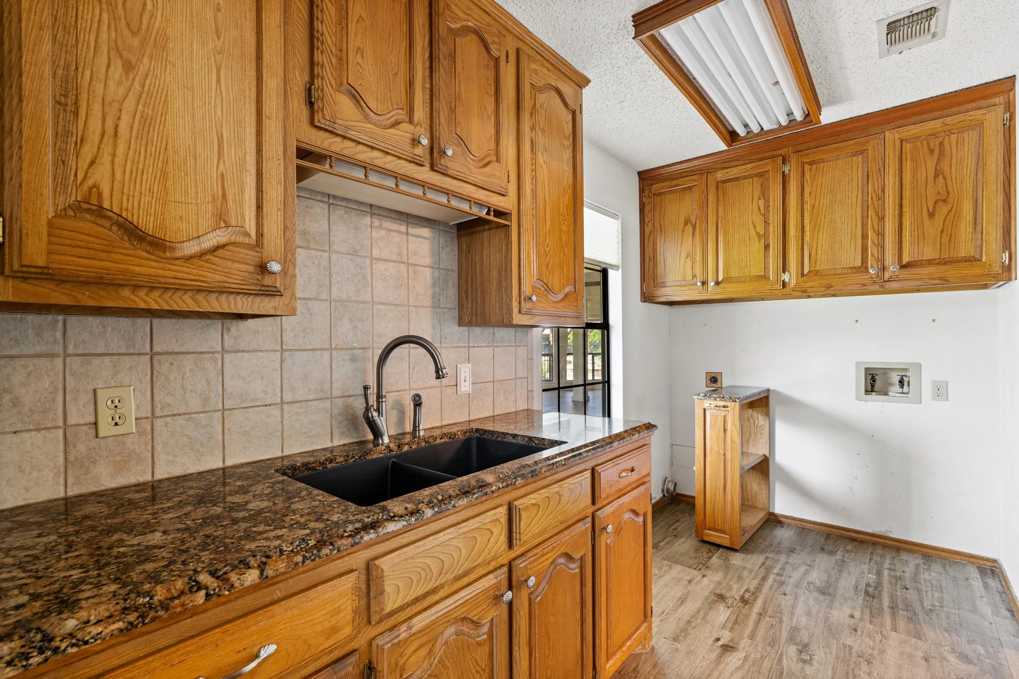 Single Family Residence For Sale in Hunt County , 1604 Hollow Way Lane, Quinlan, Texas 75474, 3 Bedroom, 2 Bathroom, 2 Garage spaces, 2,348 Sqft, built in 1987, Preowned, mls#21255097, Real Estate Agent in Quinlan, Homes For Sale in Hunt county, Homes For Sale in Quinlan, Realtor in Quinlan Texas, Real Estate Brokerage Independent Realty Texas, Luminita Cordes Realtor