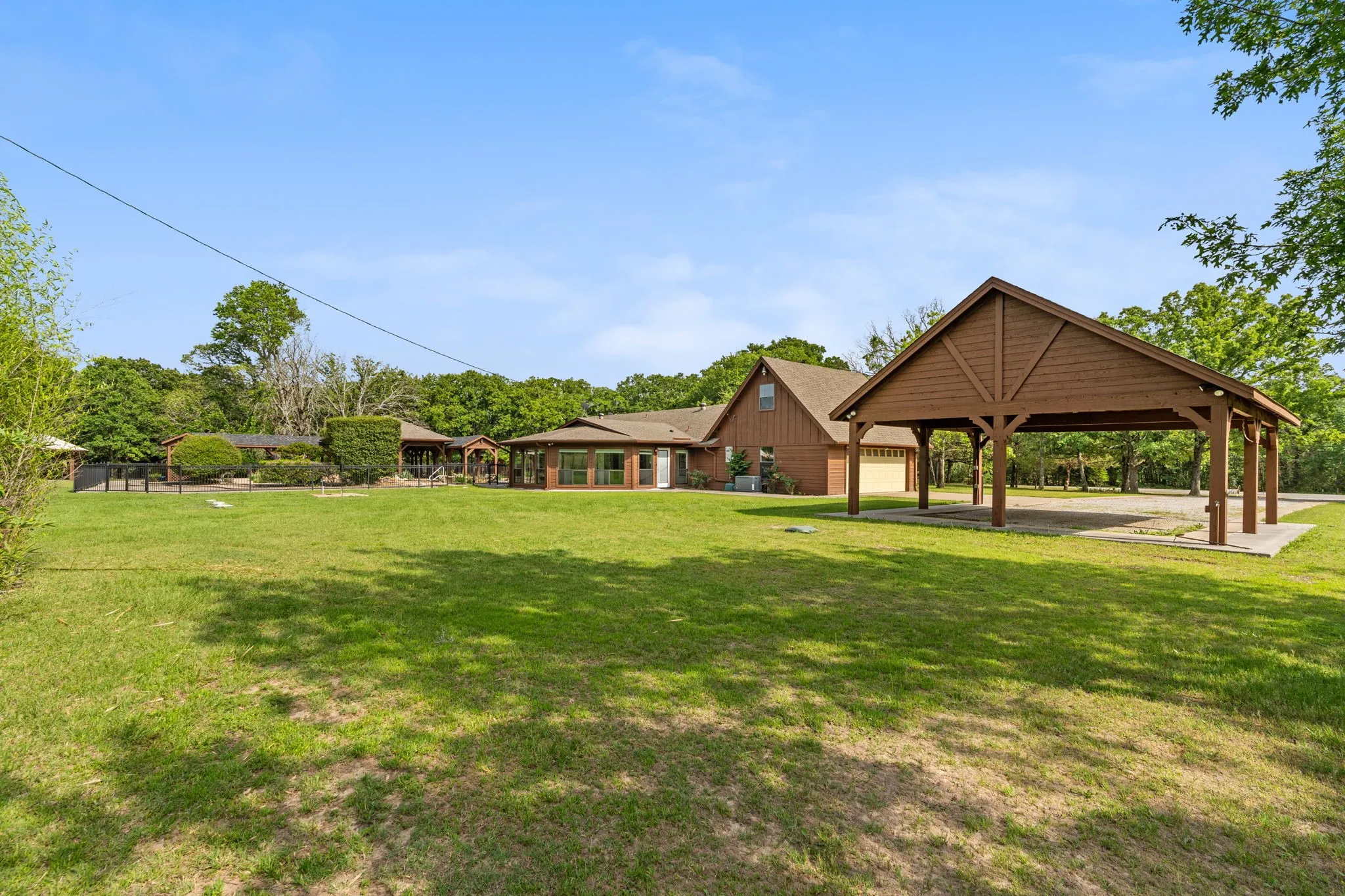 Single Family Residence For Sale in Hunt County , 1604 Hollow Way Lane, Quinlan, Texas 75474, 3 Bedroom, 2 Bathroom, 2 Garage spaces, 2,348 Sqft, built in 1987, Preowned, mls#21255097, Real Estate Agent in Quinlan, Homes For Sale in Hunt county, Homes For Sale in Quinlan, Realtor in Quinlan Texas, Real Estate Brokerage Independent Realty Texas, Luminita Cordes Realtor