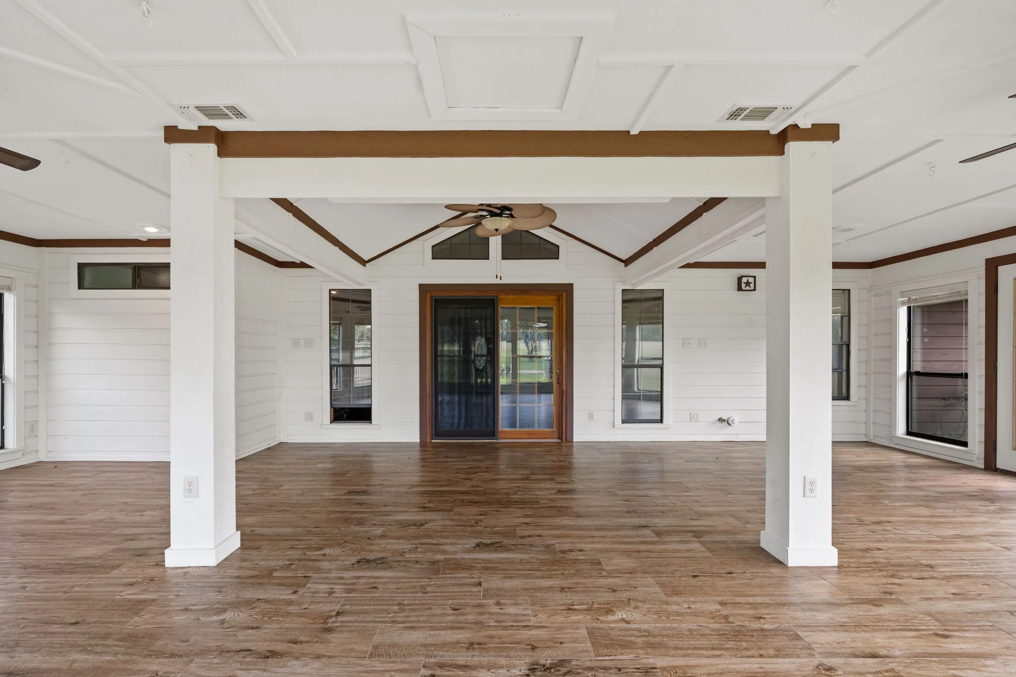 Single Family Residence For Sale in Hunt County , 1604 Hollow Way Lane, Quinlan, Texas 75474, 3 Bedroom, 2 Bathroom, 2 Garage spaces, 2,348 Sqft, built in 1987, Preowned, mls#21255097, Real Estate Agent in Quinlan, Homes For Sale in Hunt county, Homes For Sale in Quinlan, Realtor in Quinlan Texas, Real Estate Brokerage Independent Realty Texas, Luminita Cordes Realtor