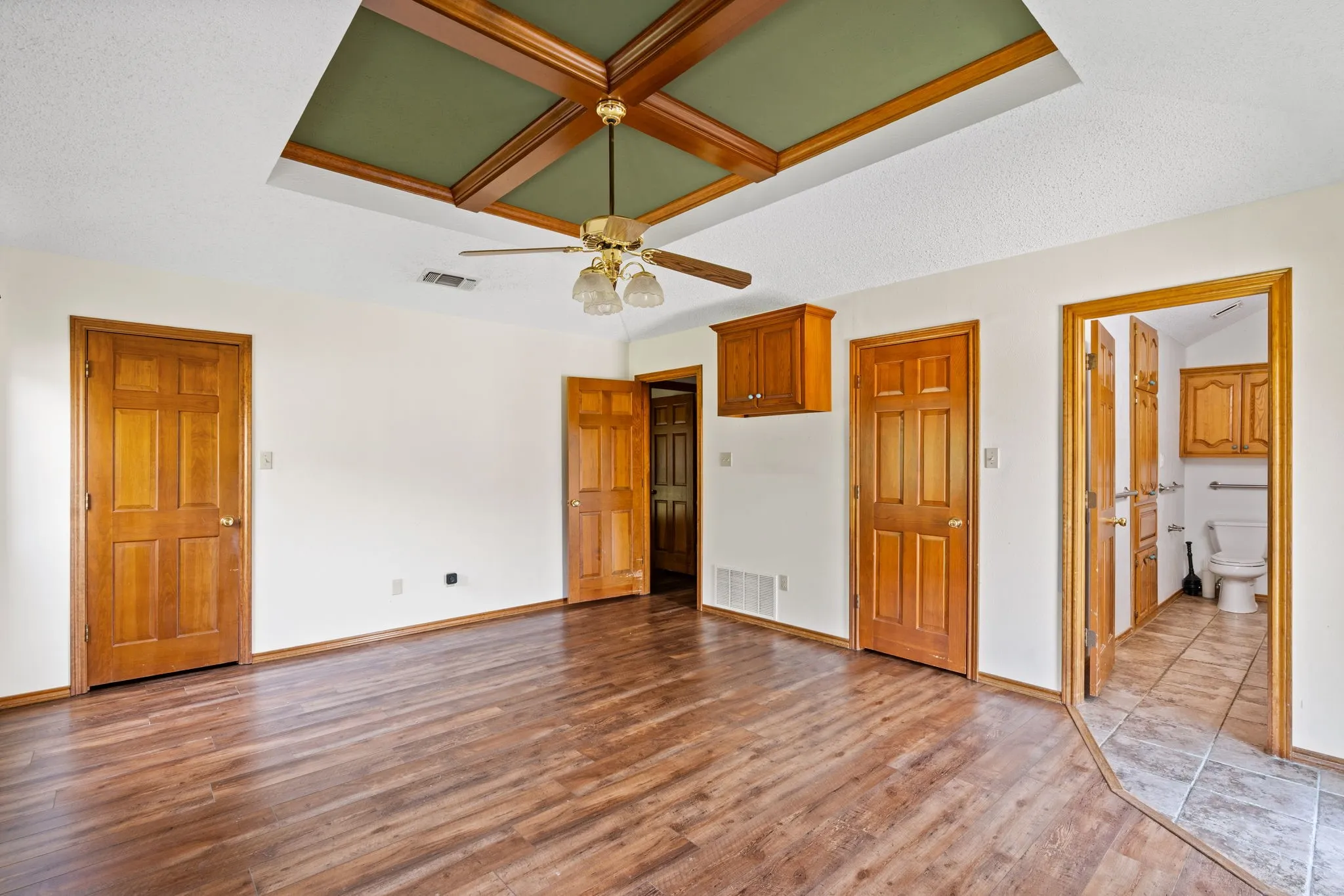 Single Family Residence For Sale in Hunt County , 1604 Hollow Way Lane, Quinlan, Texas 75474, 3 Bedroom, 2 Bathroom, 2 Garage spaces, 2,348 Sqft, built in 1987, Preowned, mls#21255097, Real Estate Agent in Quinlan, Homes For Sale in Hunt county, Homes For Sale in Quinlan, Realtor in Quinlan Texas, Real Estate Brokerage Independent Realty Texas, Luminita Cordes Realtor