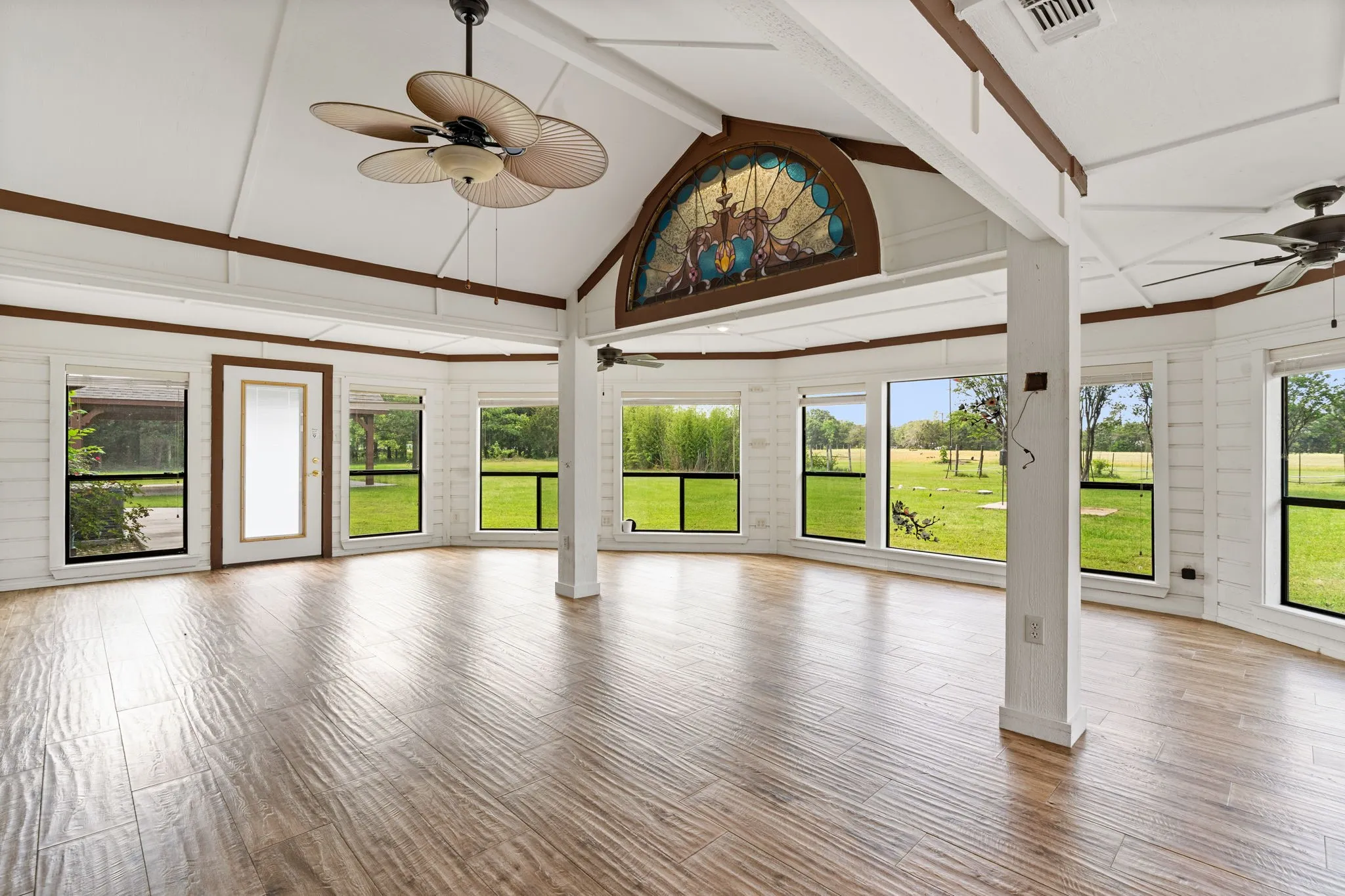 Single Family Residence For Sale in Hunt County , 1604 Hollow Way Lane, Quinlan, Texas 75474, 3 Bedroom, 2 Bathroom, 2 Garage spaces, 2,348 Sqft, built in 1987, Preowned, mls#21255097, Real Estate Agent in Quinlan, Homes For Sale in Hunt county, Homes For Sale in Quinlan, Realtor in Quinlan Texas, Real Estate Brokerage Independent Realty Texas, Luminita Cordes Realtor