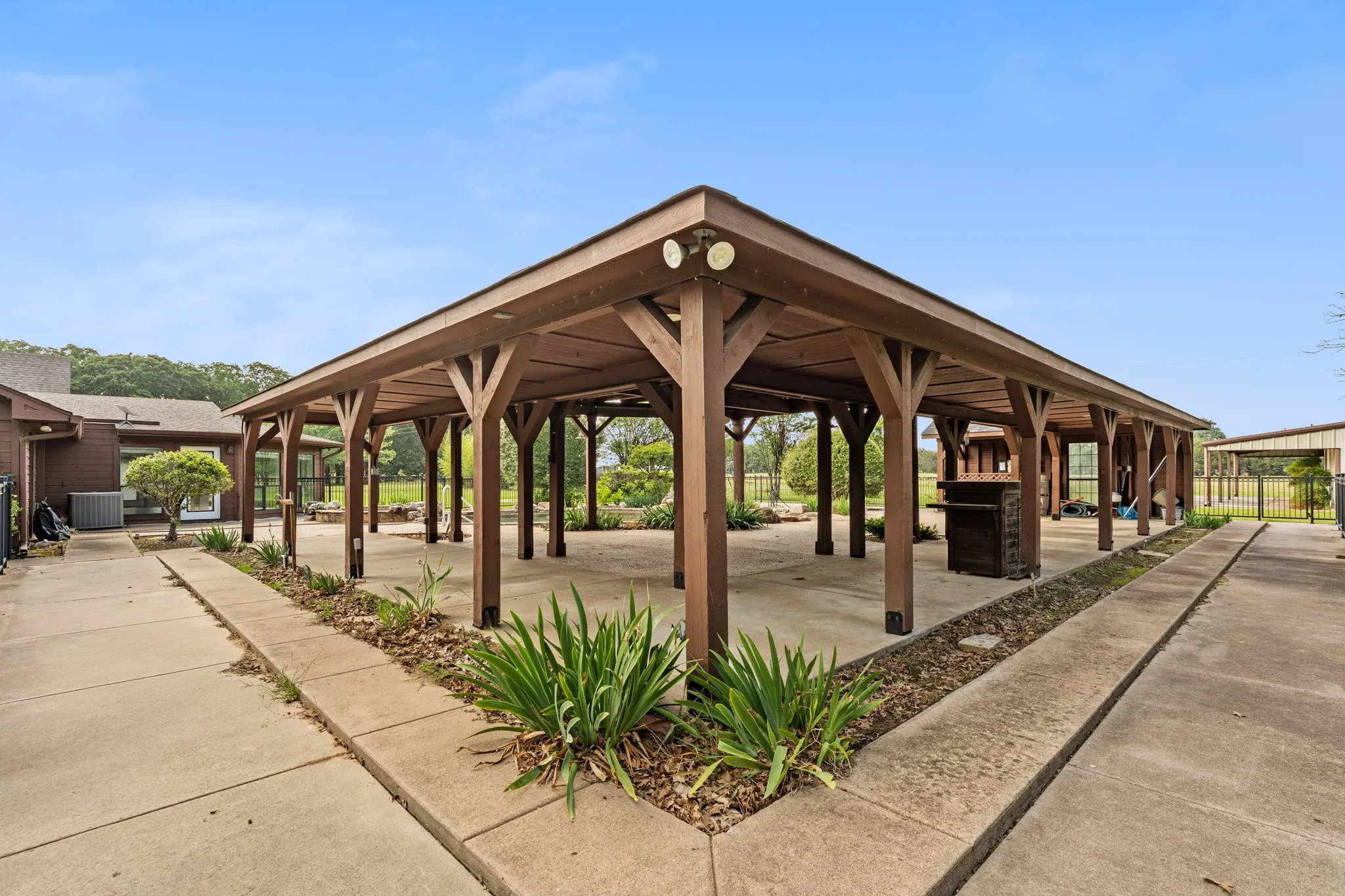 Single Family Residence For Sale in Hunt County , 1604 Hollow Way Lane, Quinlan, Texas 75474, 3 Bedroom, 2 Bathroom, 2 Garage spaces, 2,348 Sqft, built in 1987, Preowned, mls#21255097, Real Estate Agent in Quinlan, Homes For Sale in Hunt county, Homes For Sale in Quinlan, Realtor in Quinlan Texas, Real Estate Brokerage Independent Realty Texas, Luminita Cordes Realtor