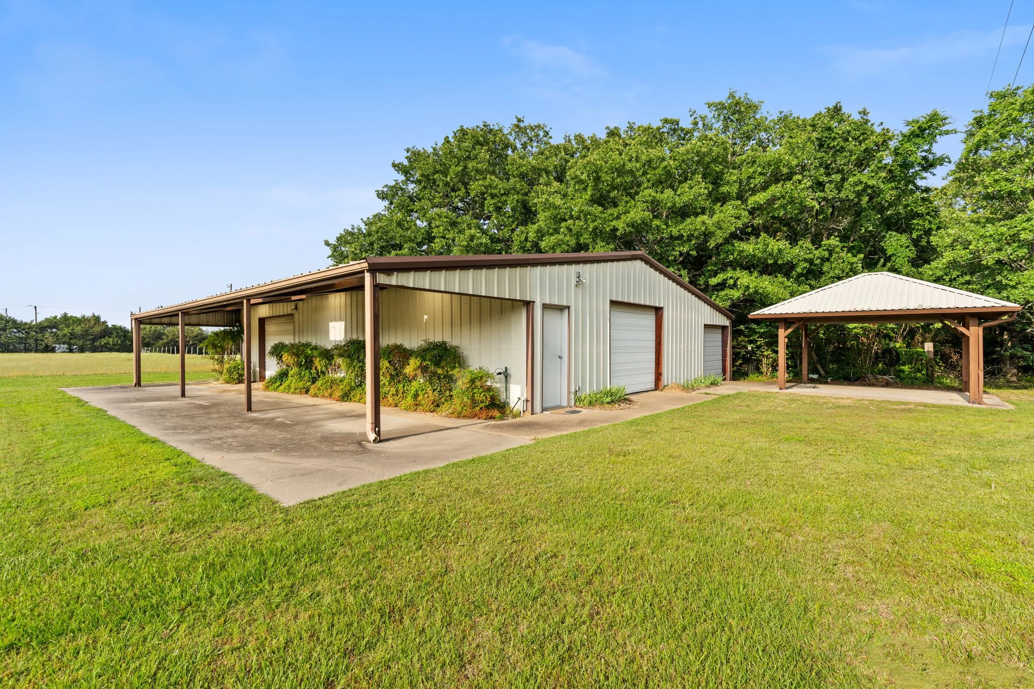 Single Family Residence For Sale in Hunt County , 1604 Hollow Way Lane, Quinlan, Texas 75474, 3 Bedroom, 2 Bathroom, 2 Garage spaces, 2,348 Sqft, built in 1987, Preowned, mls#21255097, Real Estate Agent in Quinlan, Homes For Sale in Hunt county, Homes For Sale in Quinlan, Realtor in Quinlan Texas, Real Estate Brokerage Independent Realty Texas, Luminita Cordes Realtor