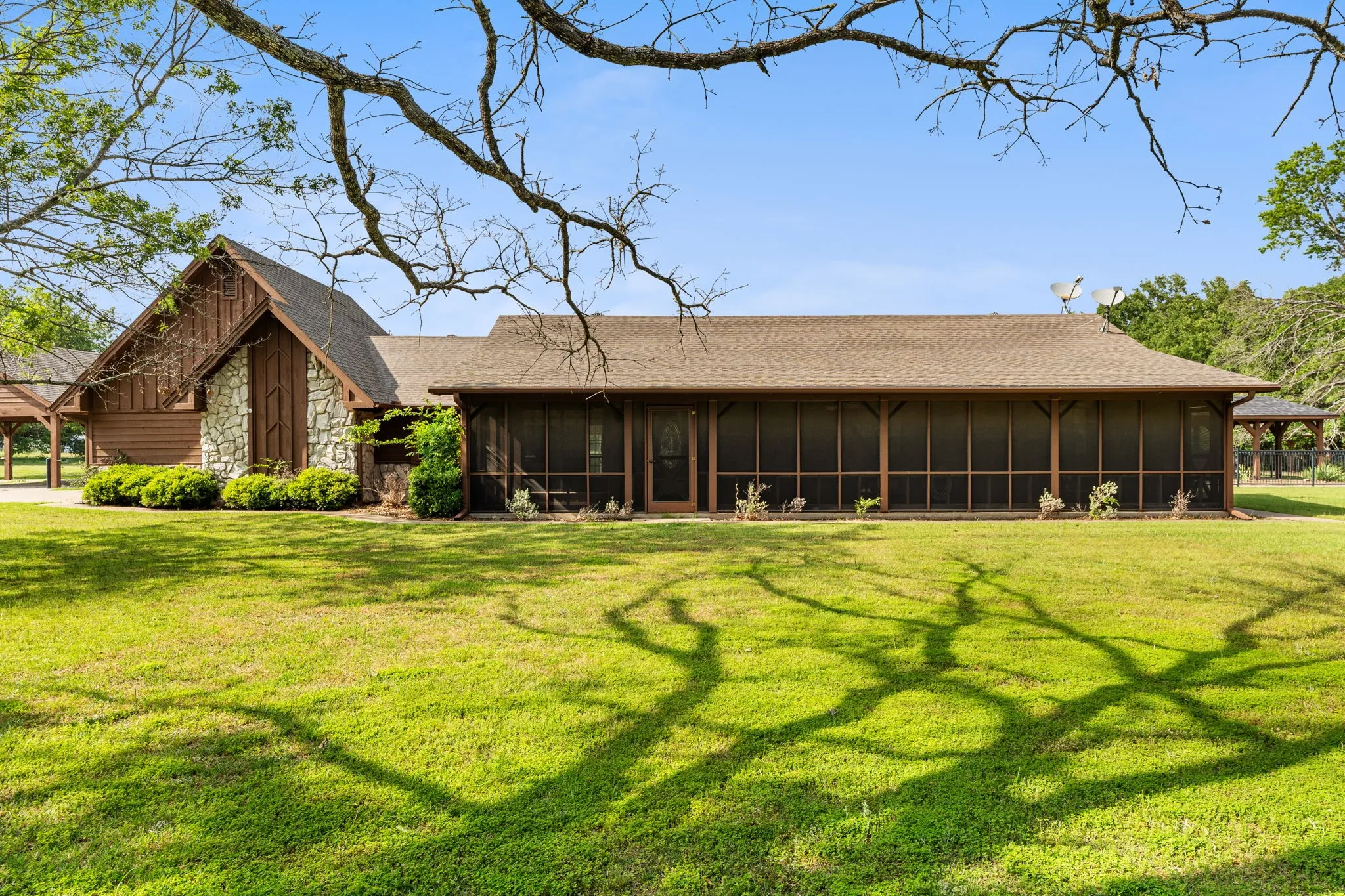 Single Family Residence For Sale in Hunt County , 1604 Hollow Way Lane, Quinlan, Texas 75474, 3 Bedroom, 2 Bathroom, 2 Garage spaces, 2,348 Sqft, built in 1987, Preowned, mls#21255097, Real Estate Agent in Quinlan, Homes For Sale in Hunt county, Homes For Sale in Quinlan, Realtor in Quinlan Texas, Real Estate Brokerage Independent Realty Texas, Luminita Cordes Realtor