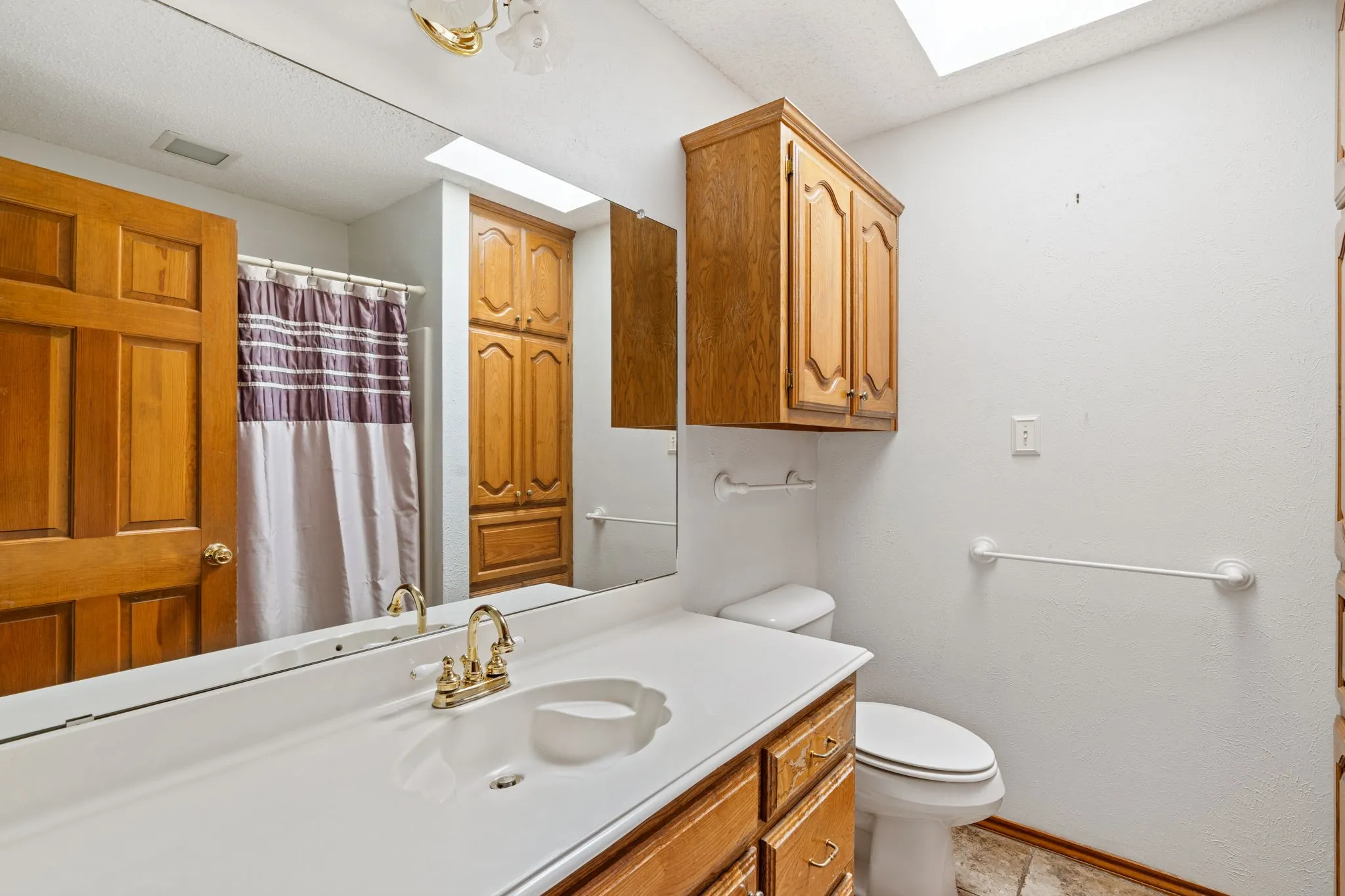 Single Family Residence For Sale in Hunt County , 1604 Hollow Way Lane, Quinlan, Texas 75474, 3 Bedroom, 2 Bathroom, 2 Garage spaces, 2,348 Sqft, built in 1987, Preowned, mls#21255097, Real Estate Agent in Quinlan, Homes For Sale in Hunt county, Homes For Sale in Quinlan, Realtor in Quinlan Texas, Real Estate Brokerage Independent Realty Texas, Luminita Cordes Realtor