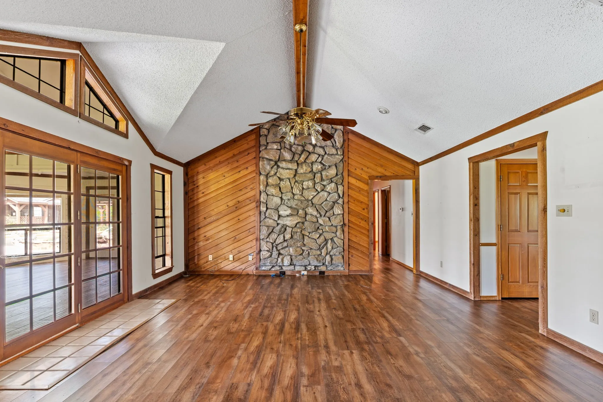 Single Family Residence For Sale in Hunt County , 1604 Hollow Way Lane, Quinlan, Texas 75474, 3 Bedroom, 2 Bathroom, 2 Garage spaces, 2,348 Sqft, built in 1987, Preowned, mls#21255097, Real Estate Agent in Quinlan, Homes For Sale in Hunt county, Homes For Sale in Quinlan, Realtor in Quinlan Texas, Real Estate Brokerage Independent Realty Texas, Luminita Cordes Realtor