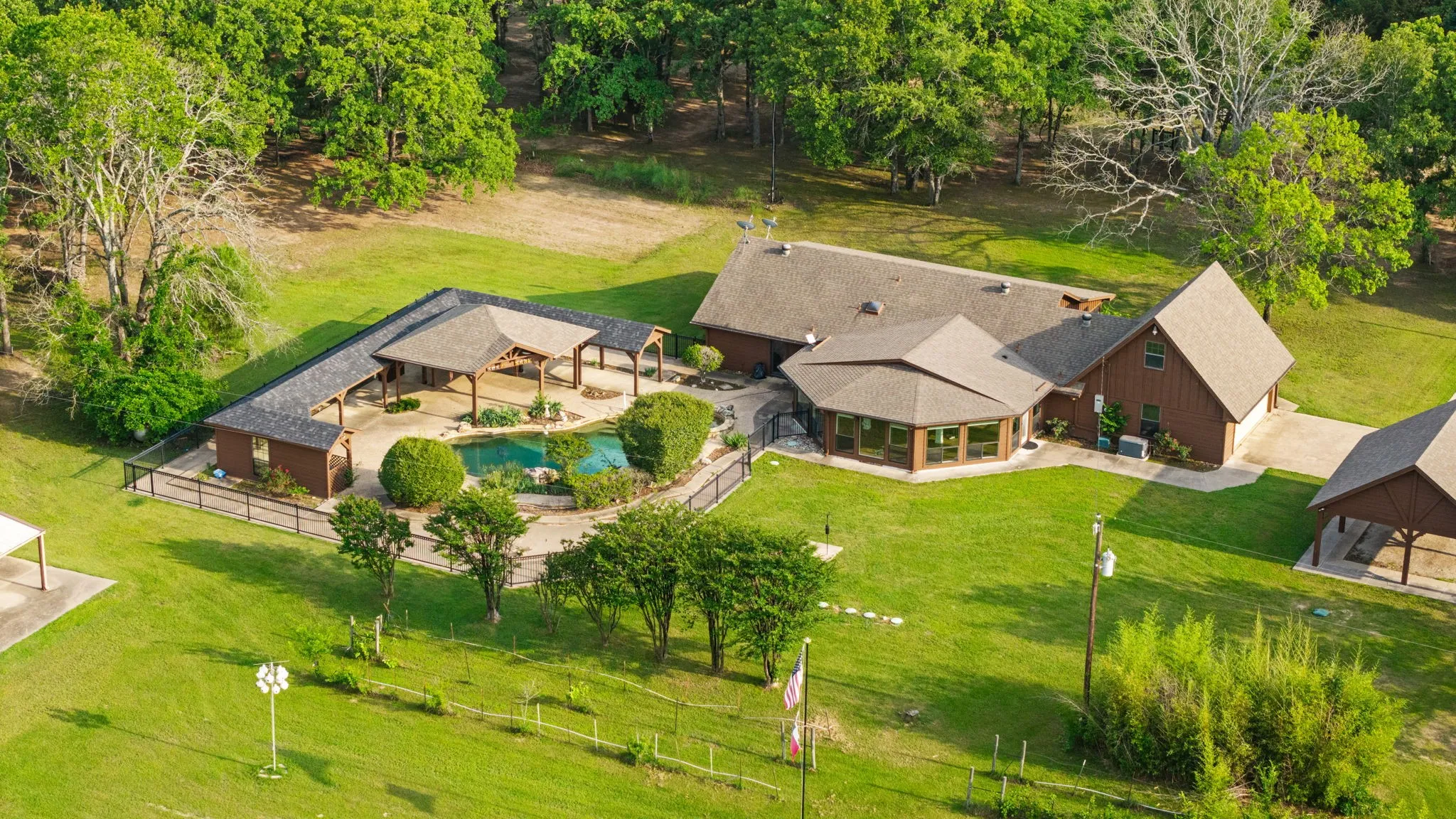Single Family Residence For Sale in Hunt County , 1604 Hollow Way Lane, Quinlan, Texas 75474, 3 Bedroom, 2 Bathroom, 2 Garage spaces, 2,348 Sqft, built in 1987, Preowned, mls#21255097, Real Estate Agent in Quinlan, Homes For Sale in Hunt county, Homes For Sale in Quinlan, Realtor in Quinlan Texas, Real Estate Brokerage Independent Realty Texas, Luminita Cordes Realtor