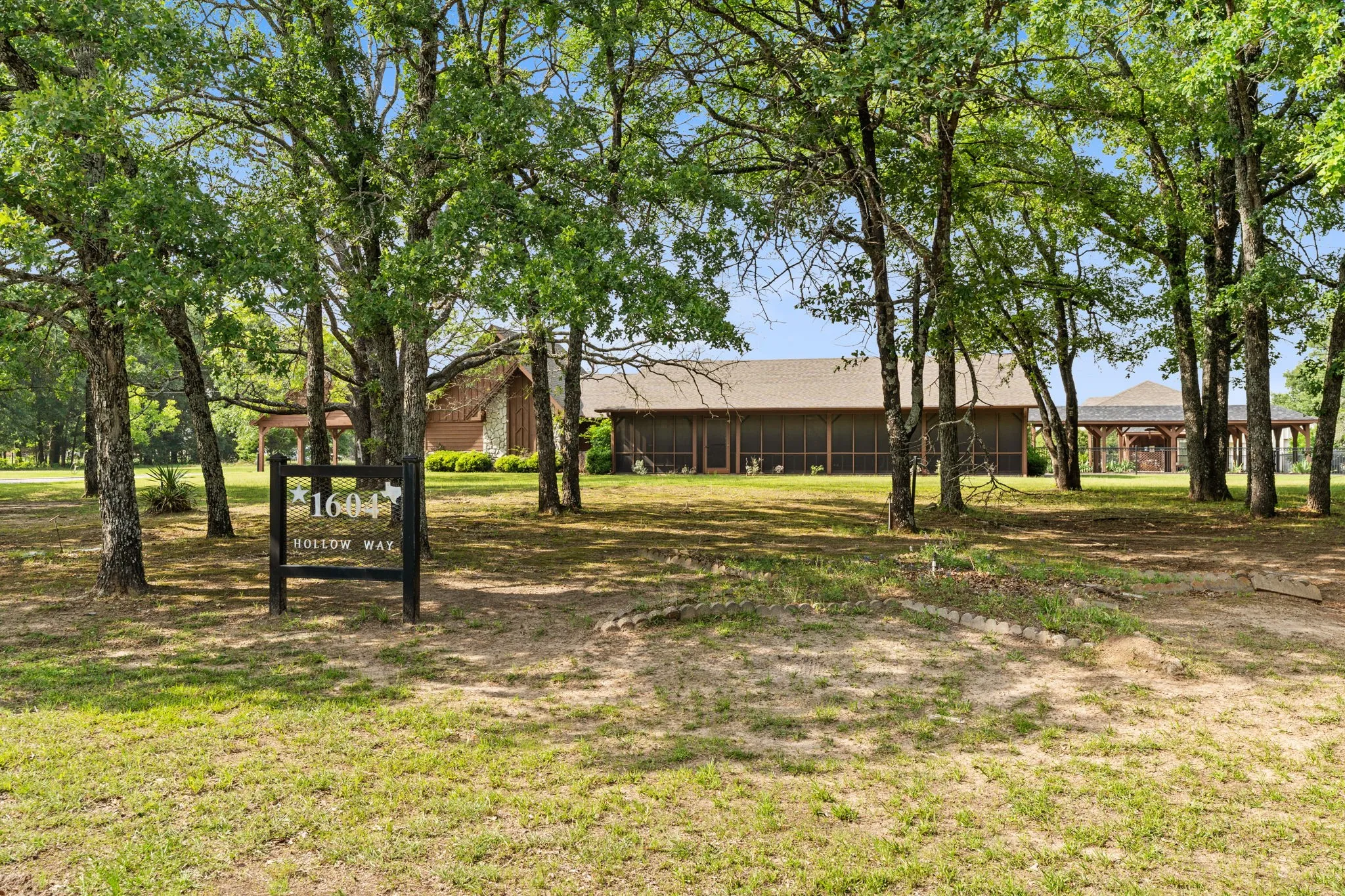 Single Family Residence For Sale in Hunt County , 1604 Hollow Way Lane, Quinlan, Texas 75474, 3 Bedroom, 2 Bathroom, 2 Garage spaces, 2,348 Sqft, built in 1987, Preowned, mls#21255097, Real Estate Agent in Quinlan, Homes For Sale in Hunt county, Homes For Sale in Quinlan, Realtor in Quinlan Texas, Real Estate Brokerage Independent Realty Texas, Luminita Cordes Realtor