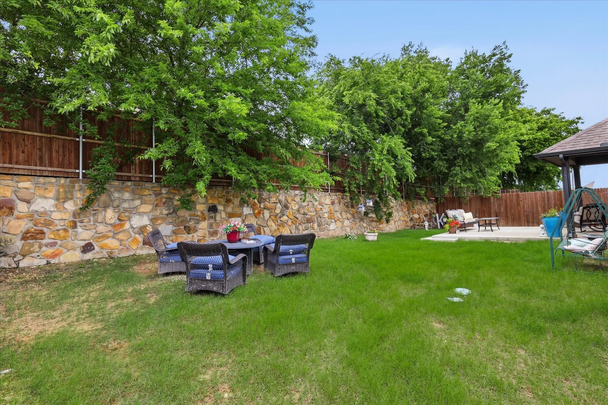 Single Family Residence For Sale in Denton County , 309 Ridge Drive, Justin, Texas 76247, 3 Bedrooms, 3 Bathrooms, 2 Garage spaces, 2,004 Sqft, built in 2022, Preowned, Price $359,900, mls#21255038, Real Estate Agent in Justin, Homes For Sale in Denton county, Homes For Sale in Justin, Realtor in Justin Texas, Real Estate Brokerage Independent Realty Texas, Luminita Cordes Realtor