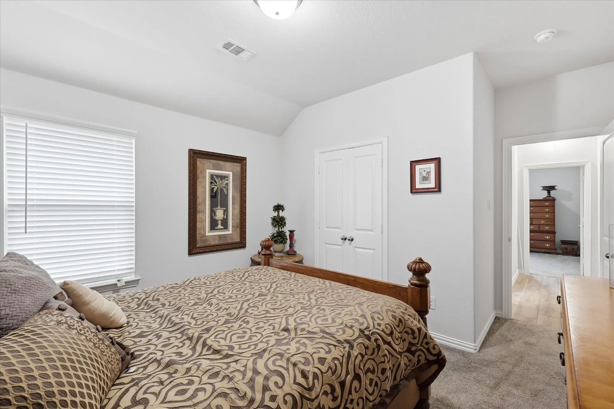 Single Family Residence For Sale in Denton County , 309 Ridge Drive, Justin, Texas 76247, 3 Bedrooms, 3 Bathrooms, 2 Garage spaces, 2,004 Sqft, built in 2022, Preowned, Price $359,900, mls#21255038, Real Estate Agent in Justin, Homes For Sale in Denton county, Homes For Sale in Justin, Realtor in Justin Texas, Real Estate Brokerage Independent Realty Texas, Luminita Cordes Realtor